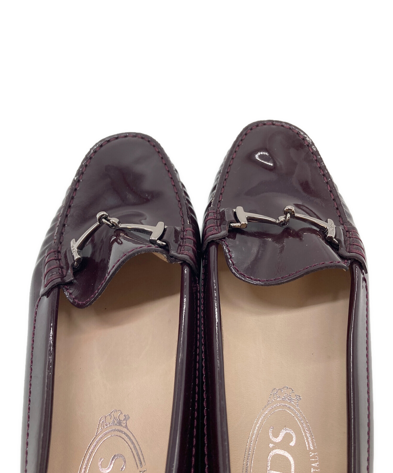 TOD'S エナメル ビットレザー フラット パンプス レディース 未使用級 中古・古着通販】TOD'S (トッズ) エナメルドライビングシューズ