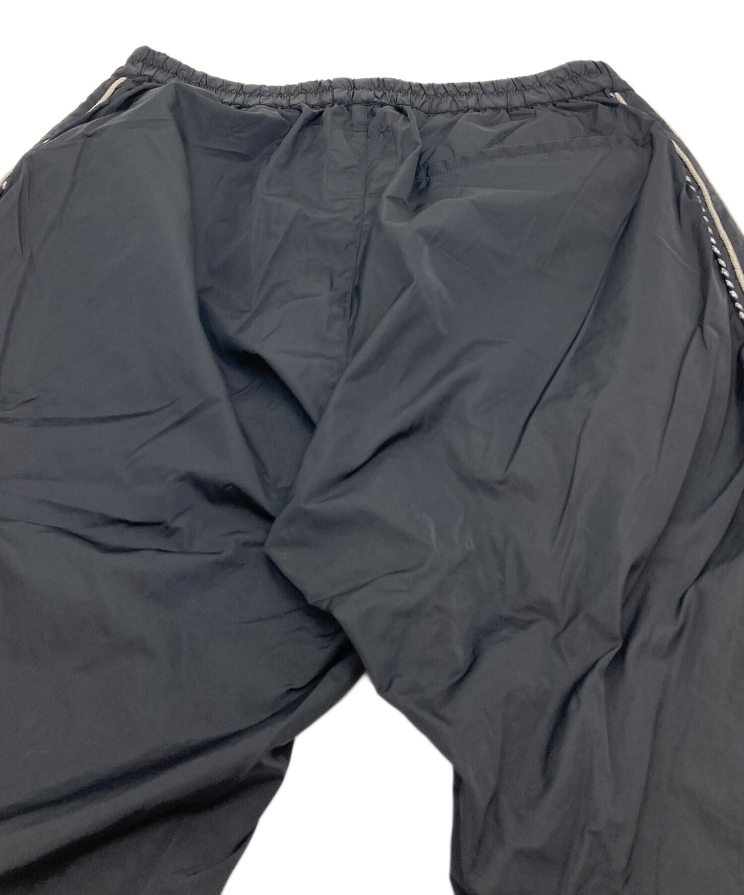 BREATH ナイロンパンツ ブラック グレー 中古・古着通販】BREATH (ブレス) OLD ENGLISHナイロンパンツ ブラック