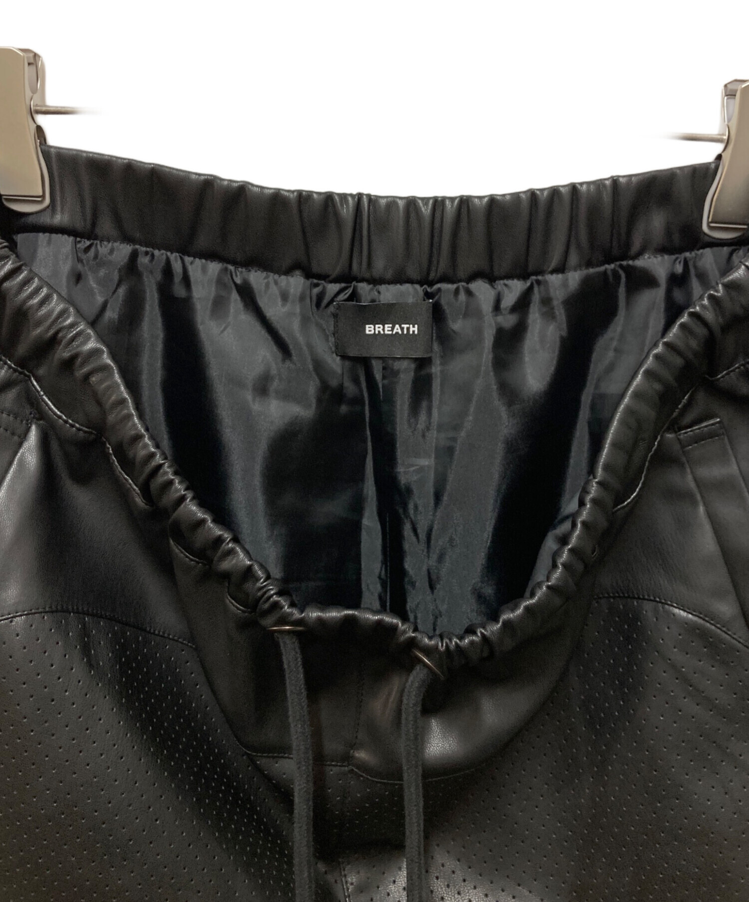 中古・古着通販】BREATH (ブレス) FAUX LEATHER SHORTS ブラック