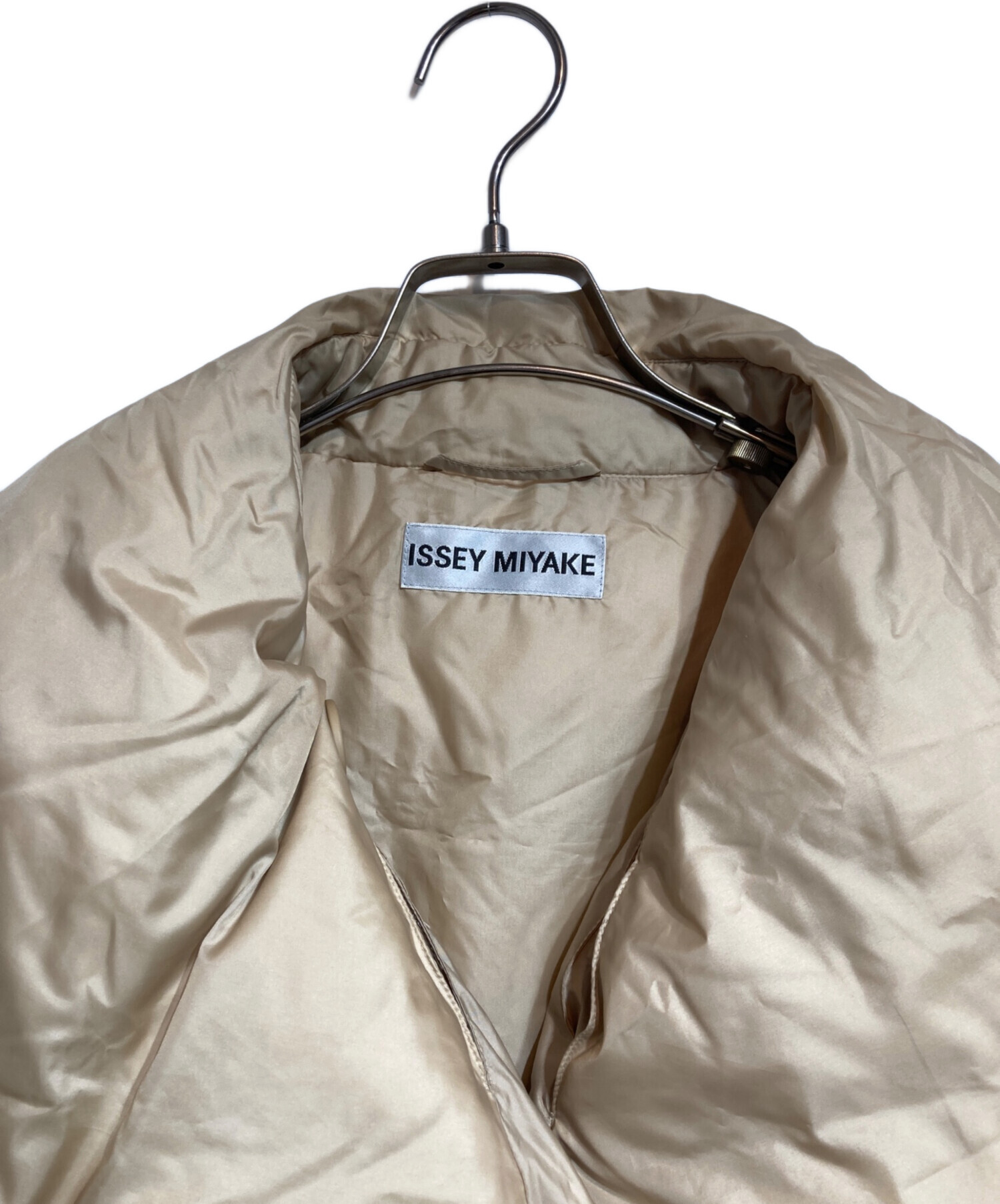 イッセイミヤケ　　ふんわり分厚いダウンベス　　【美品】 中古・古着通販】ISSEY MIYAKE (イッセイミヤケ) クロスカラーダウン