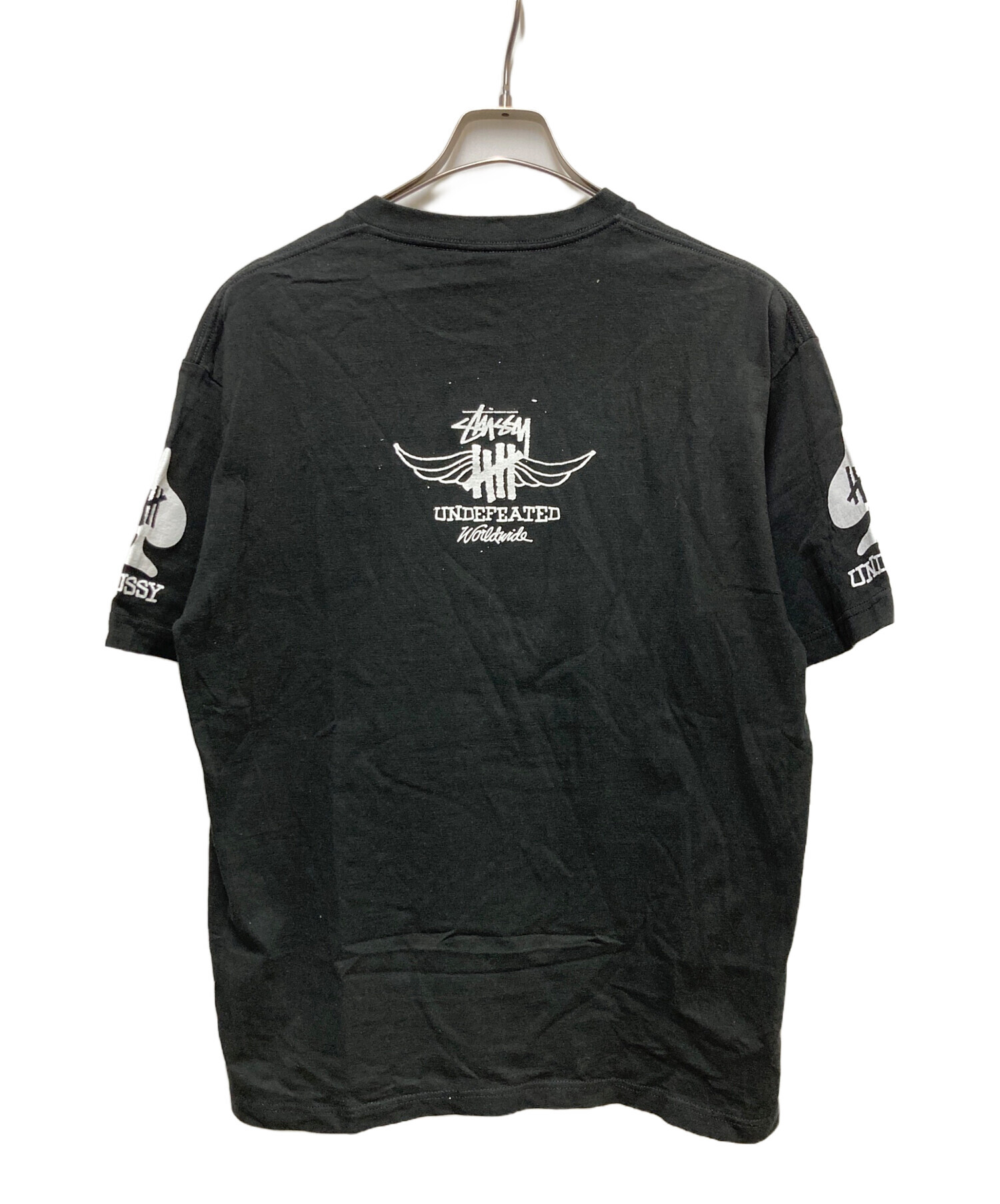 stussy × UNDEFEATED アンディフィーテッド ロゴ Tシャツ 中古・古着通販】stussy (ステューシー) UNDEFEATED (アンディフィー