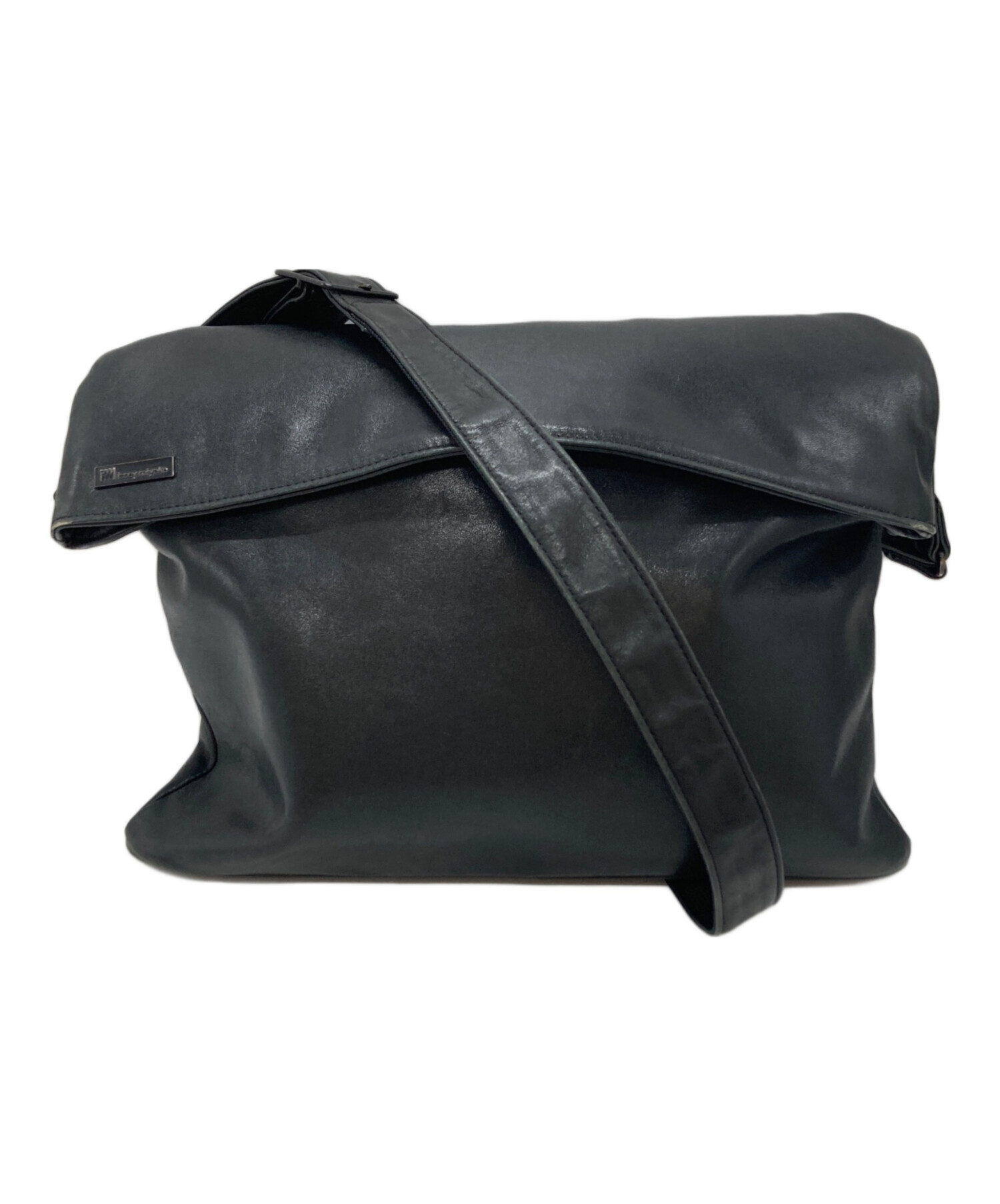ISSEY MIYAKE ブラックレザーショルダーバッグ 中古・古着通販】ISSEY MIYAKE STUDIO (イッセイミヤケスタジオ