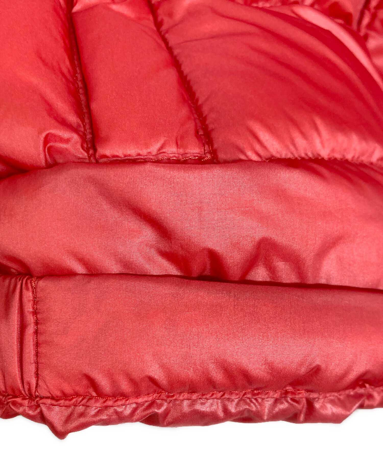 三角ロゴプレート◎PRADA プラダ　ダウンベスト　赤　レッド　ジップアップ 三角ロゴプレート◎PRADA プラダ ダウンベスト 赤 レッド ジップアップ