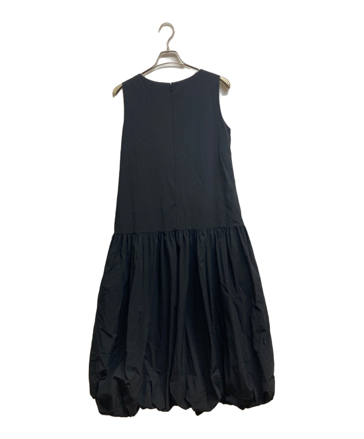 カデュネ　カタログ掲載　完全完売カラー　定価以下上品ブラックワンピース　匿名配送 カデュネ カタログ掲載 完全完売カラー 定価以下上品ブラック