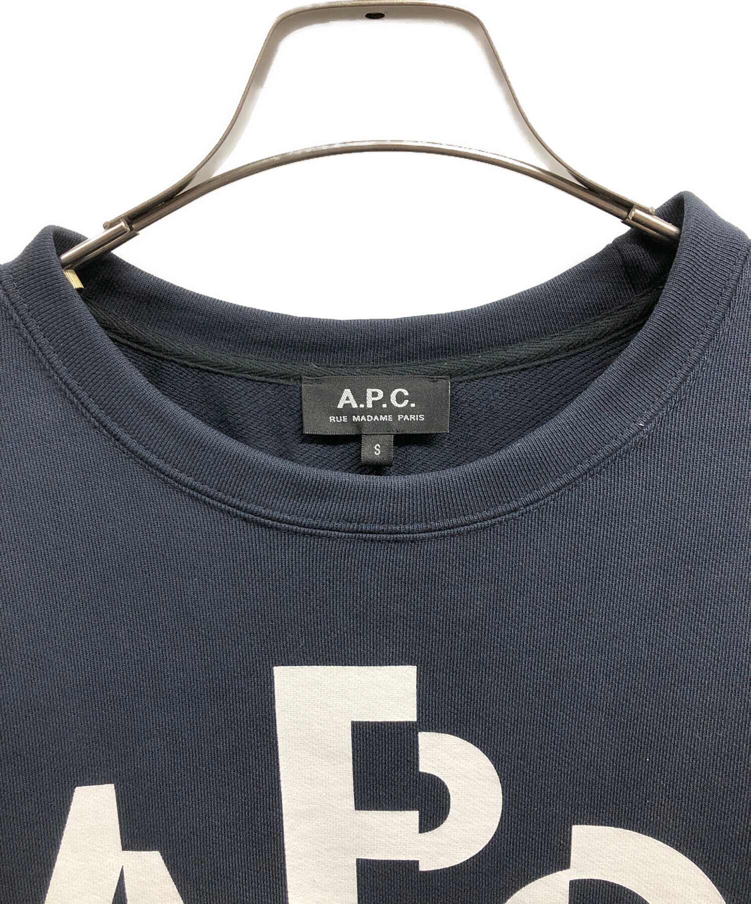 中古・古着通販】A.P.C. (アーペーセー) ロゴプリントスウェット 中古・古着通販】A.P.C. (アーペーセー) ロゴプリントスウェット