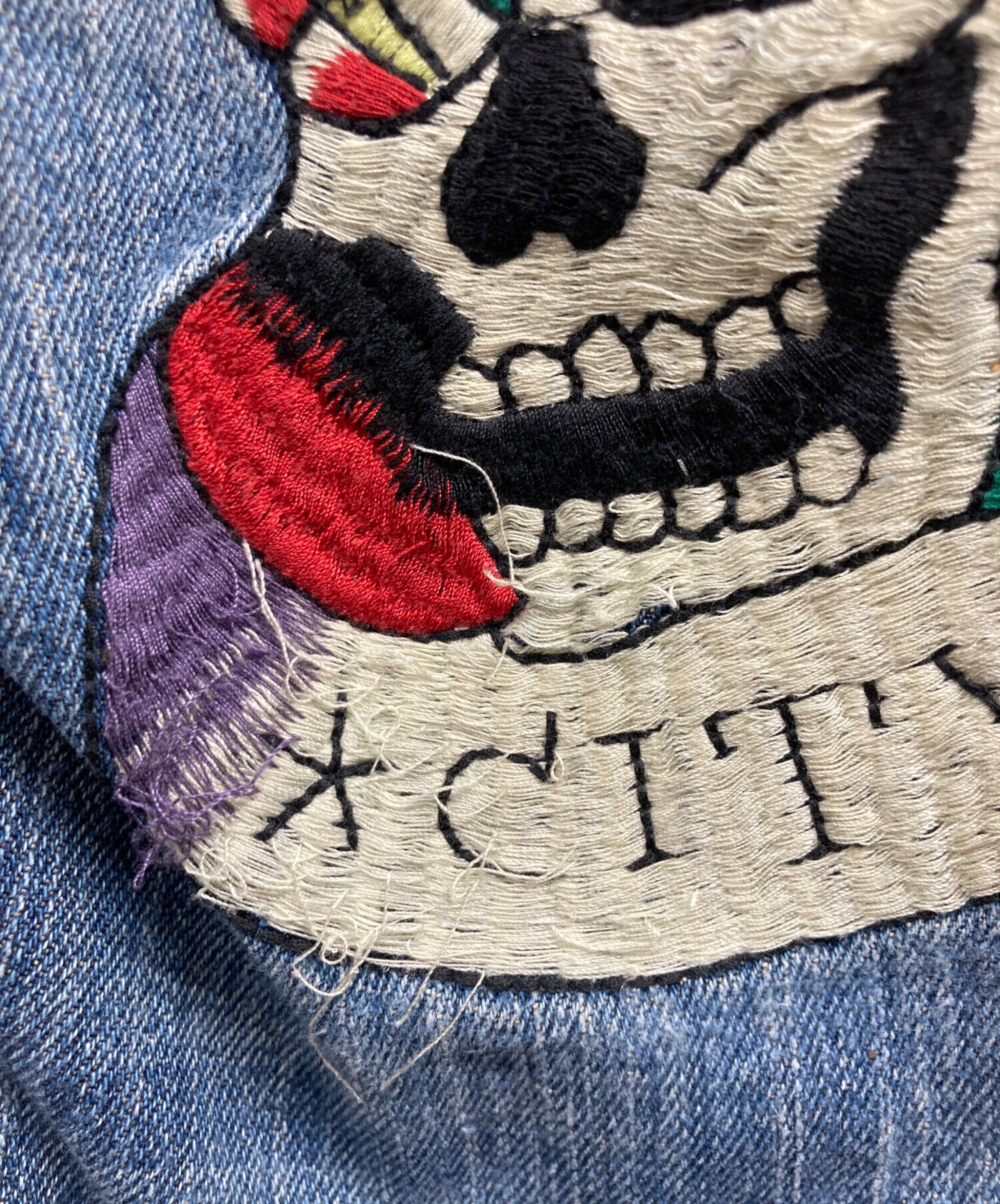 【新品タグ付き】Ed Hardy刺繍デニムパンツ サイズ34 中古・古着通販】ED HARDY (エド ハーディー) 刺繍デニムパンツ ブルー