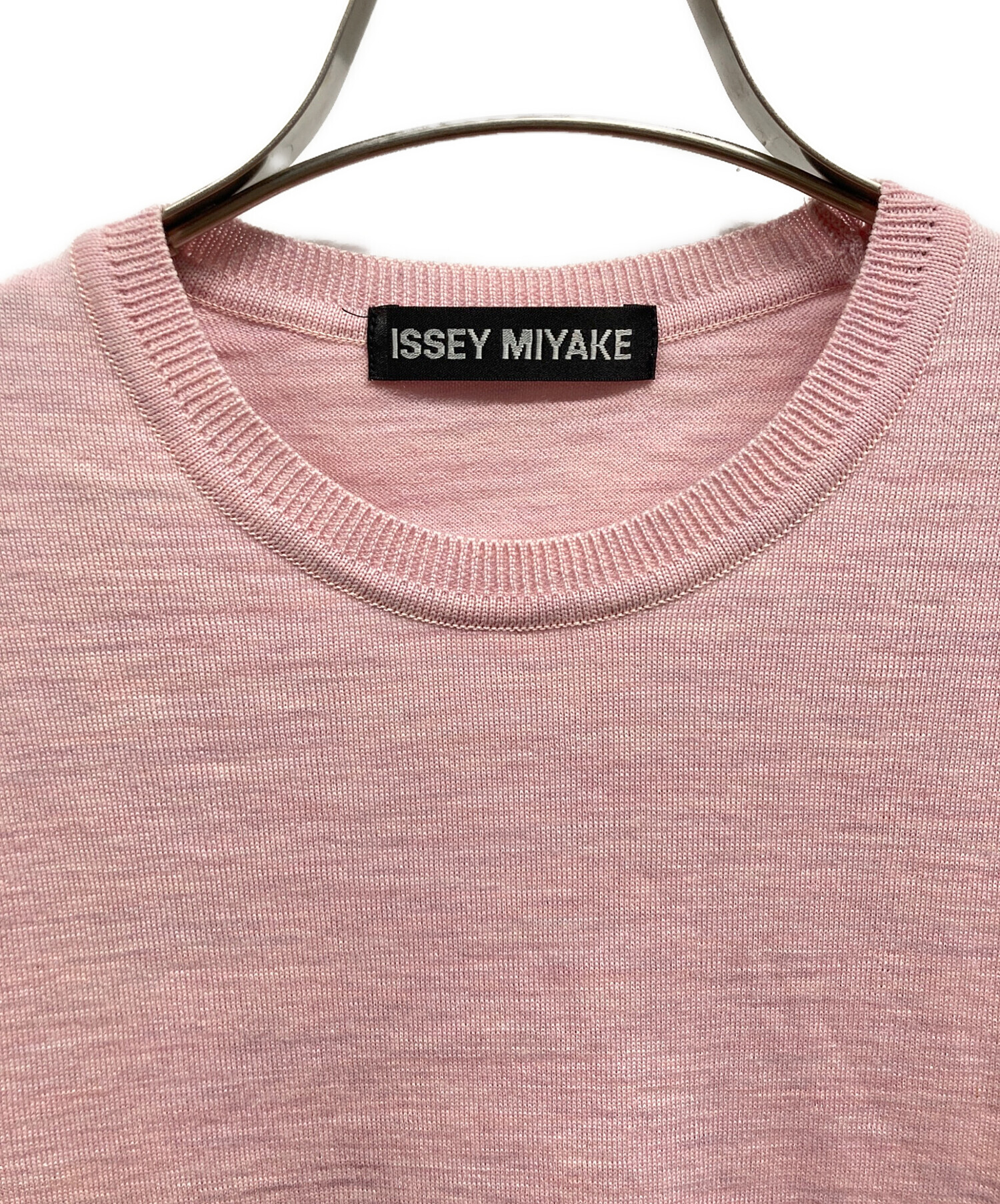 本日まで　ISSEY MIYAKE 　イッセイミヤケ　トップス　セーター　ピンク 中古・古着通販】ISSEY MIYAKE (イッセイミヤケ) ウールニット ピンク