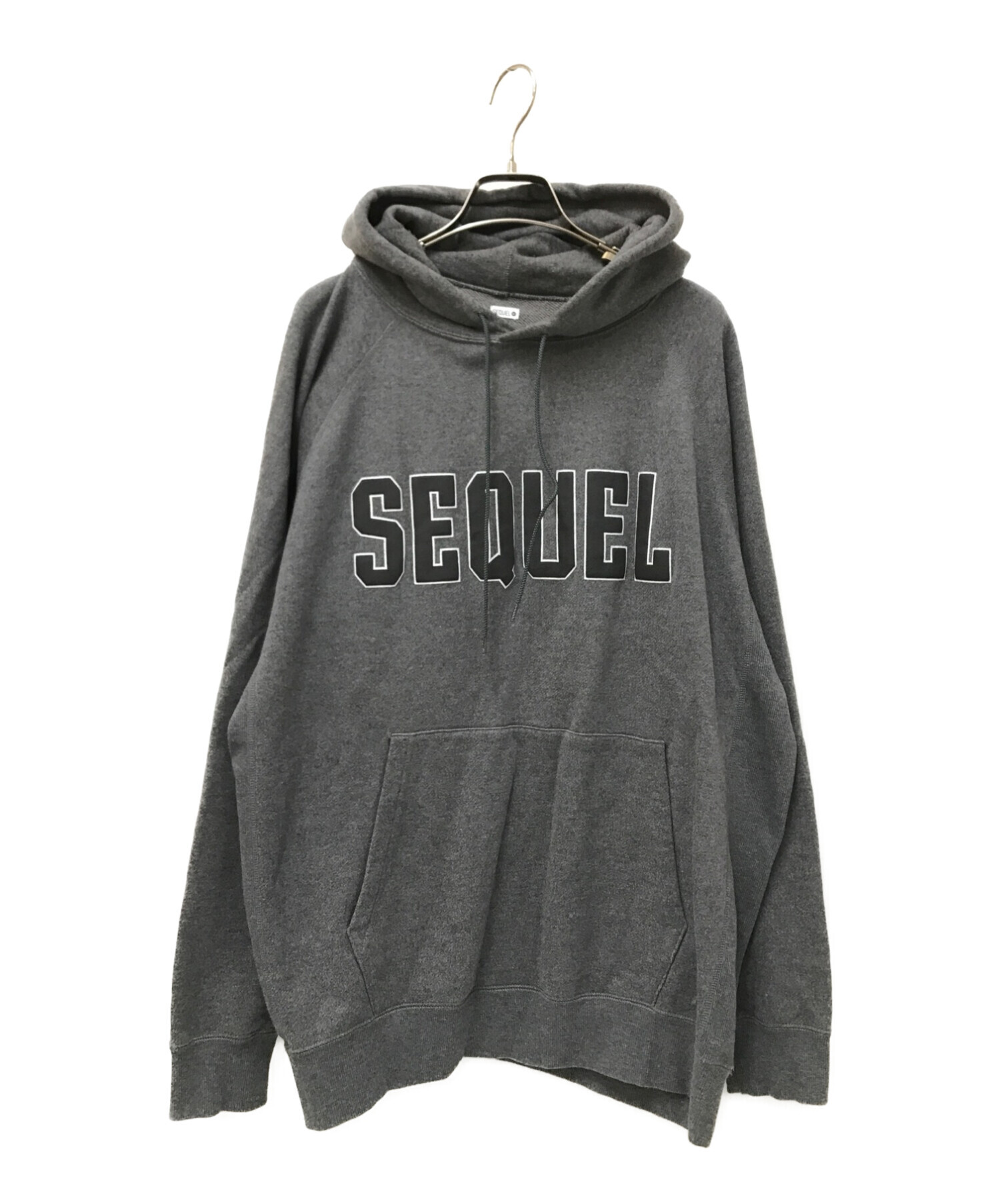 中古・古着通販】SEQUEL (シークエル) ロゴプリントプルオーバー