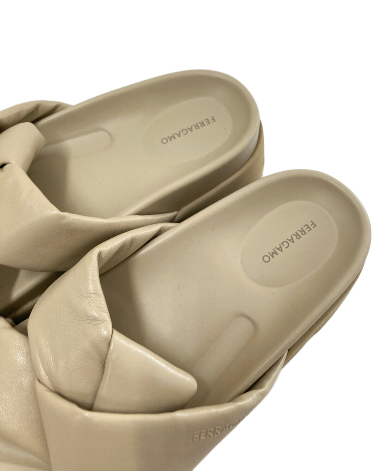 や*ん様 【美品】Salvatore Ferragamo ベージュサンダル　ガン 中古・古着通販】Ferragamo (フェラガモ) スポーツサンダル ベージュ