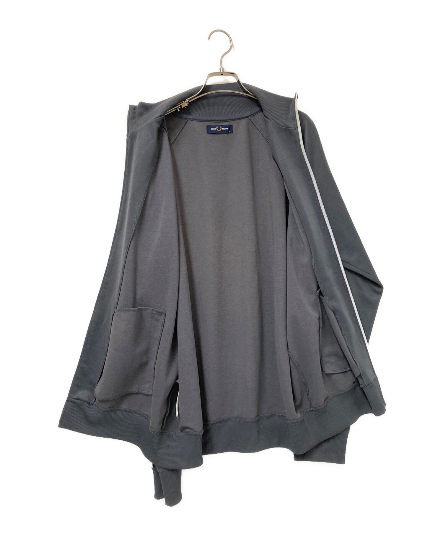 FRED PERRY フレッドペリー トラックジャケット グレー L 美品 FRED PERRY - 美品 L】フレッドペリー刺繍トラックジャケットFred古着