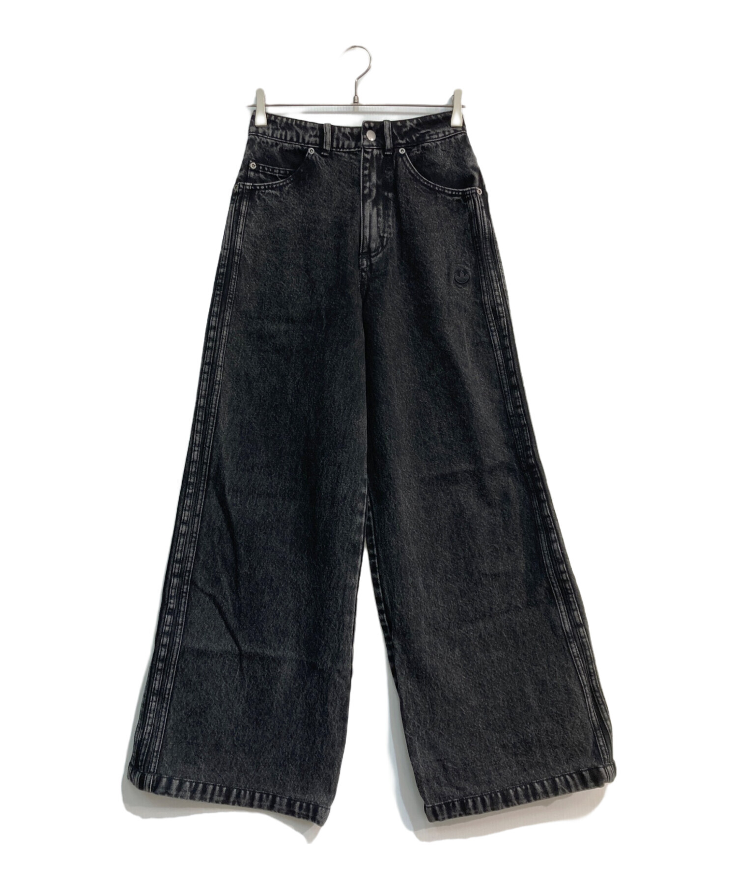 adidasのデニムパンツを使った「ワイドパンツ」の人気ファッション