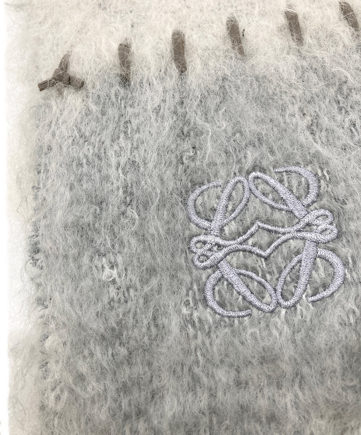 LOEWE モヘア グレー系マフラー刺繍入り LOEWE モヘア グレー系マフラー刺繍入り