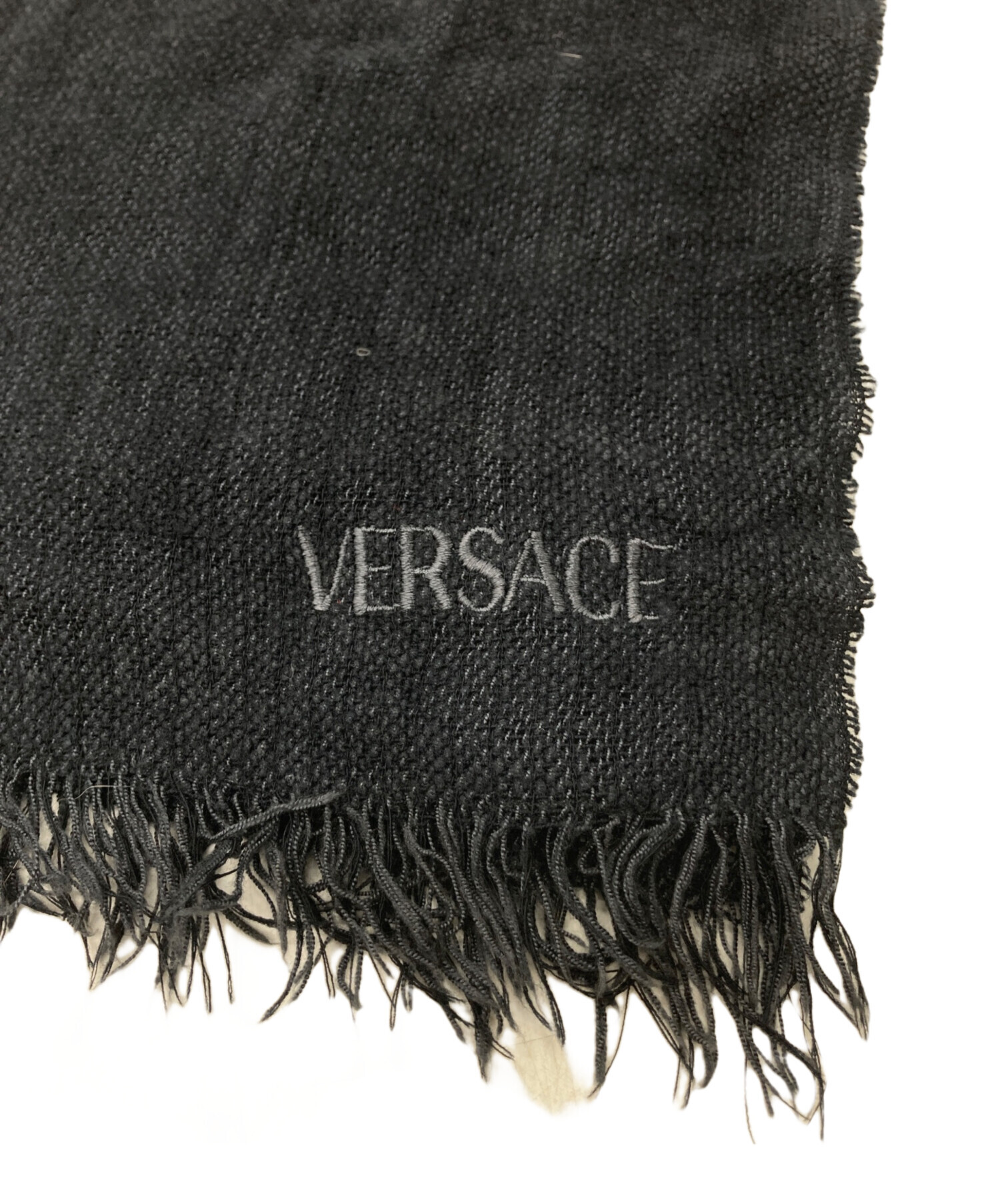 ベルサーチ　VERSACE マフラー　ストール　 新品未使用 中古・古着通販】VERSACE (ヴェルサーチェ) ロゴ刺繍ストール ブラック