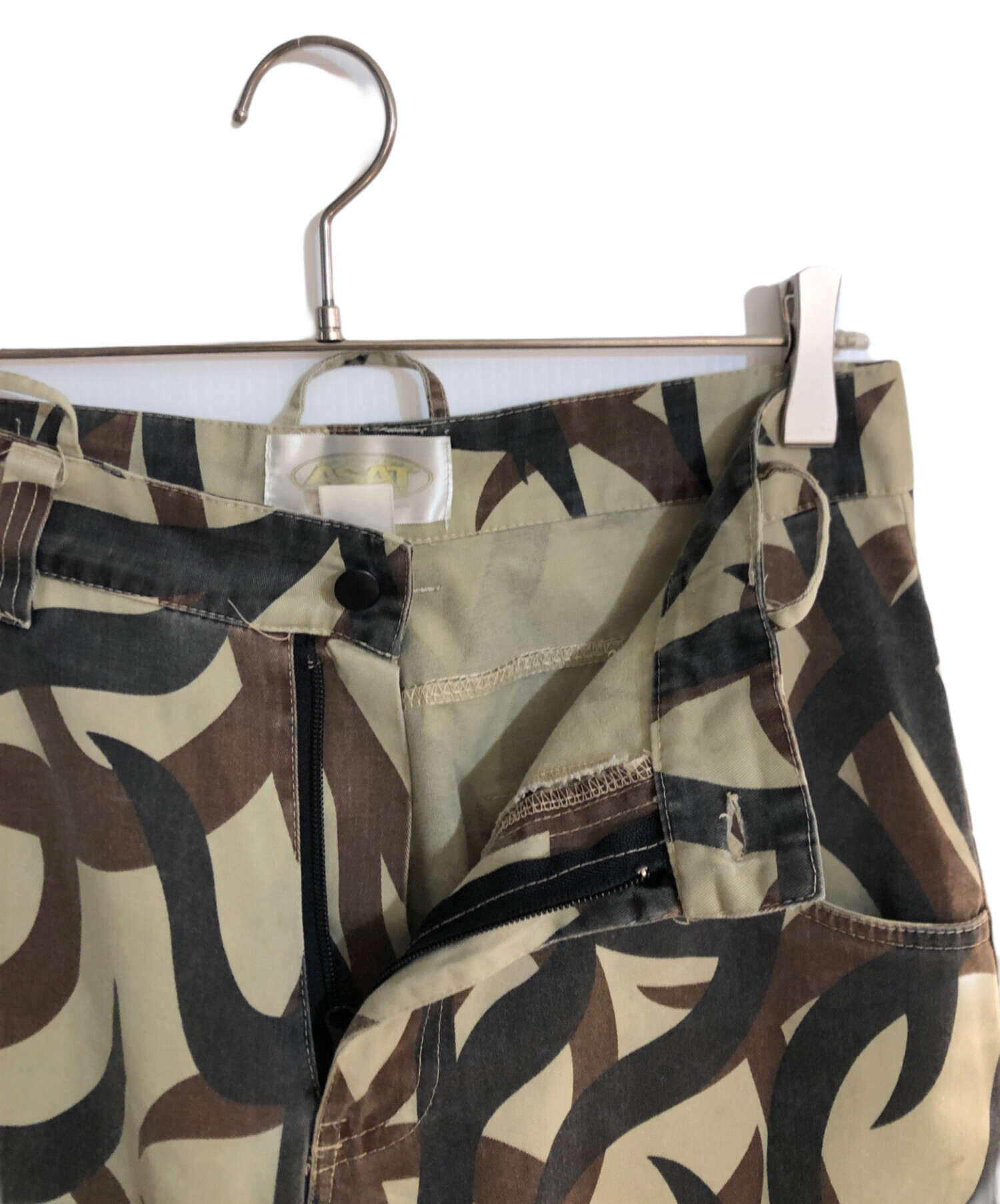 中古・古着通販】ASAT (アサット) トライバルカモ柄カーゴパンツ