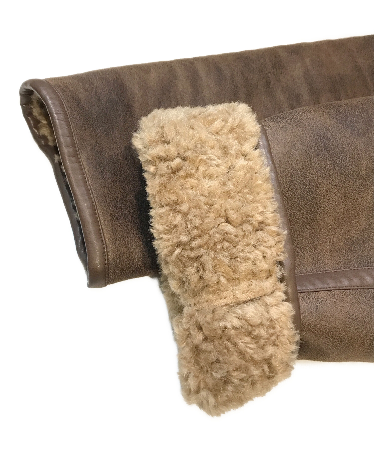 Fano studios ファノストゥディオズ クリーム色ファー風ジャケット Fano Studios（ファノ ストゥディオズ）の「コーデュロイカラー