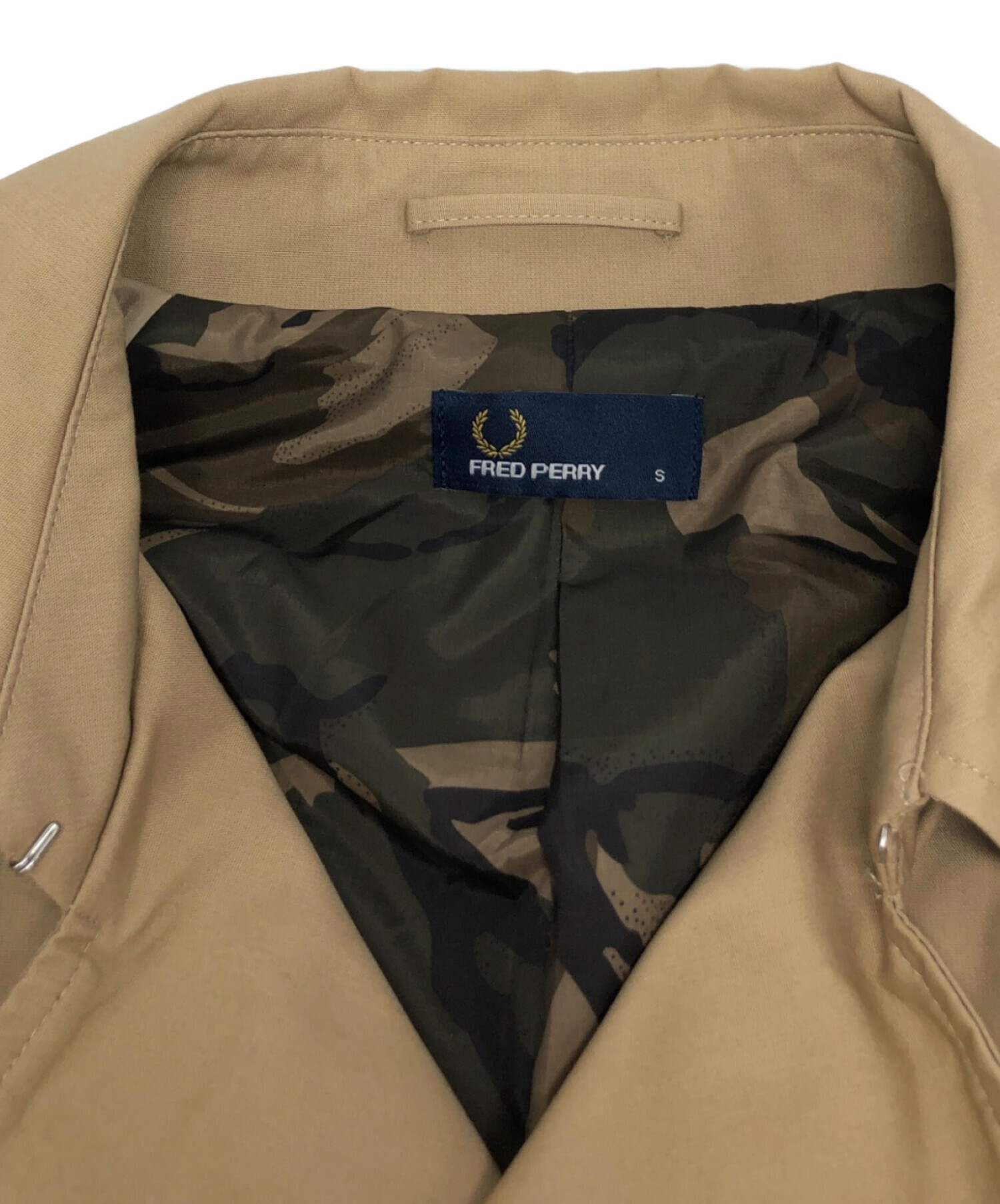 美品　FRED PERRY メンズ　トレンチコート　裏地カモフラ 中古・古着通販】FRED PERRY (フレッドペリー) トレンチコート/F2563