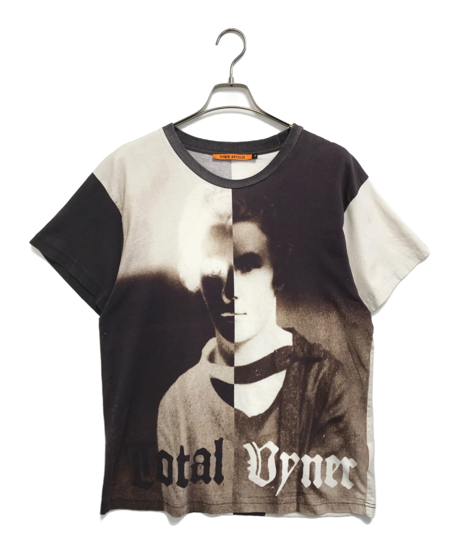 【美品】VYNER ARTICLES ヴァイナーアーティクルズ Tシャツ ブラック 黒 サイズ:S | グラフィック スリーブレス Tシャツ | トップス カットソー 【メンズ】【中古】 中古・古着通販】VYNER ARTICLES (ヴァイナー アーティクルズ) Tシャツ