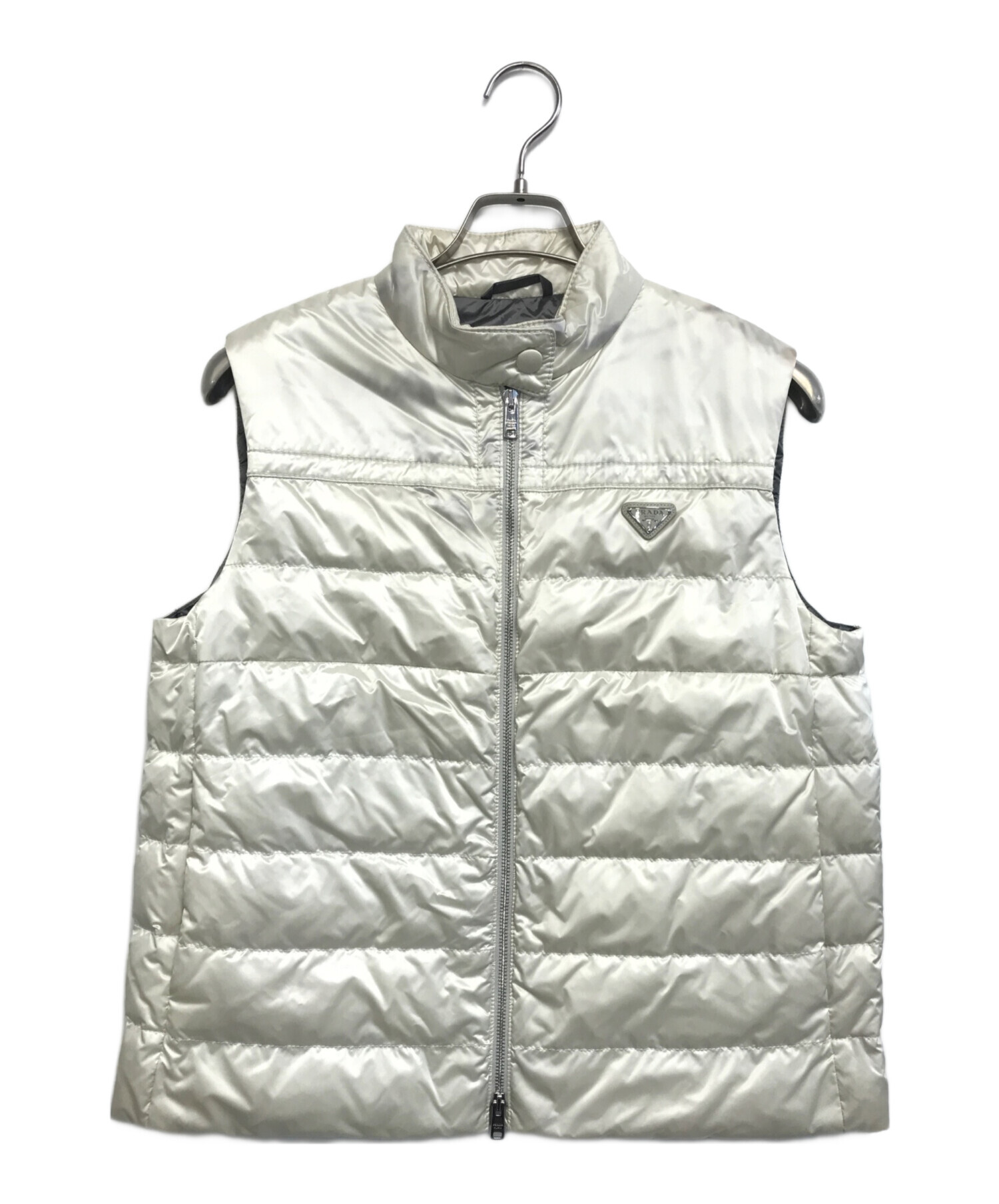 miiiMONCLER ダウンベスト ホワイト ベルト付き 未使用品 中古・古着通販】PRADA (プラダ) プレートロゴダウンベスト ホワイト