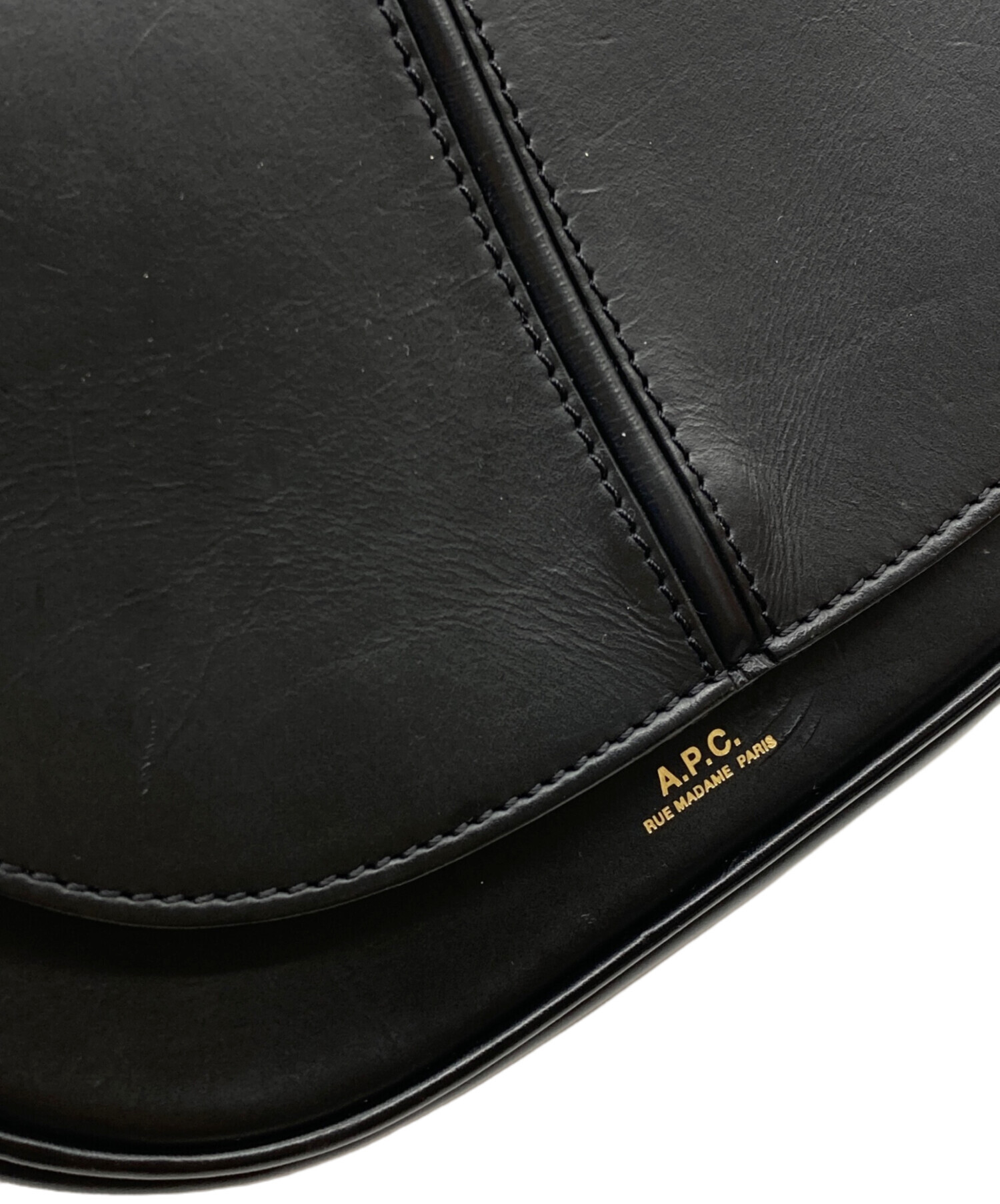 A.P.C. ブラックカーフレザー ショルダーバッグ Virginie ショルダー