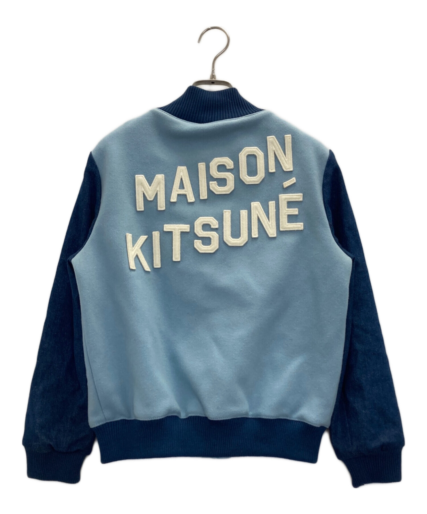 MAISON KITSUNÉ スタジャン 青/白 中古・古着通販】MAISON KITSUNE (メゾンキツネ) ウールロゴスタジャン