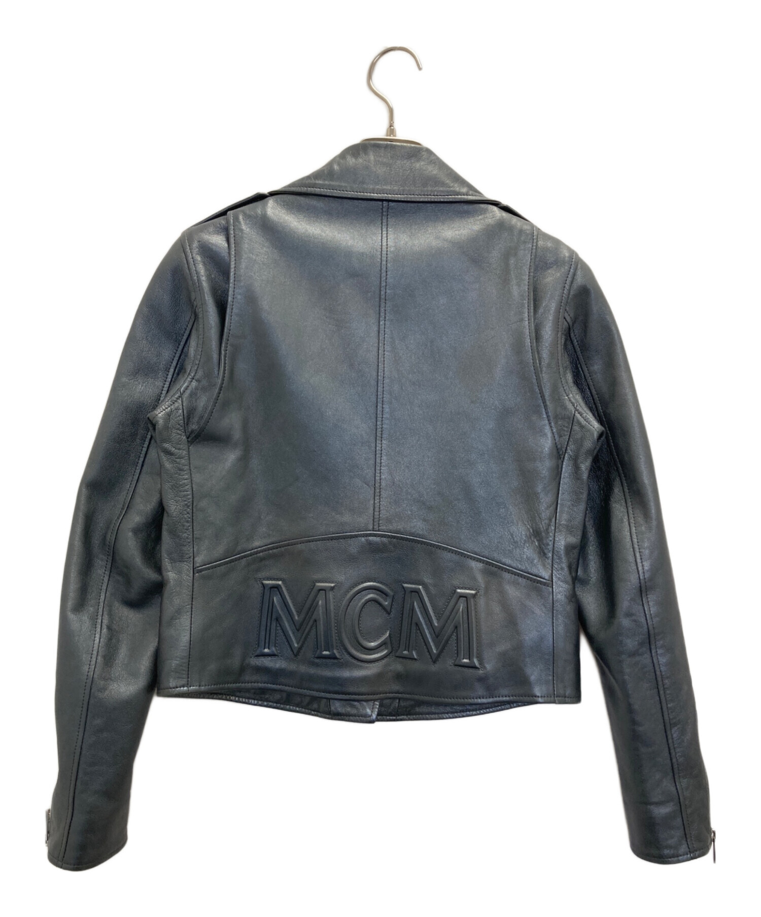 中古・古着通販】MCM (エムシーエム) エンボスロゴライダース 