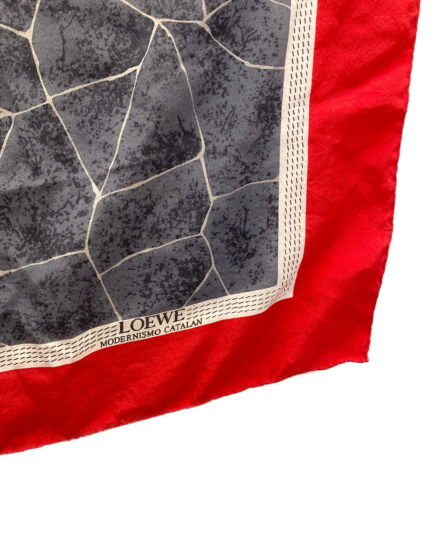 LOEWE イタリア製大判シルクスカーフ 中古・古着通販】LOEWE (ロエベ) 大判シルクスカーフ レッド｜ブランド