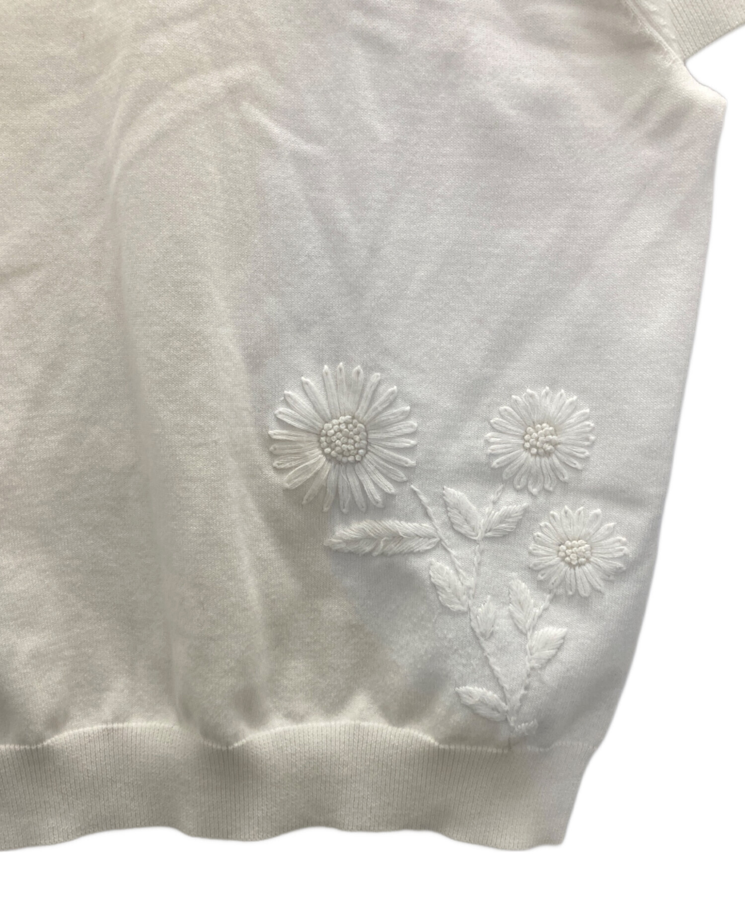 OHGA　2024年モデル　MARGARET TOPS　サマーニット　お花刺繍 中古・古着通販】OHGA (オオガ) マーガレットサマーニット ホワイト