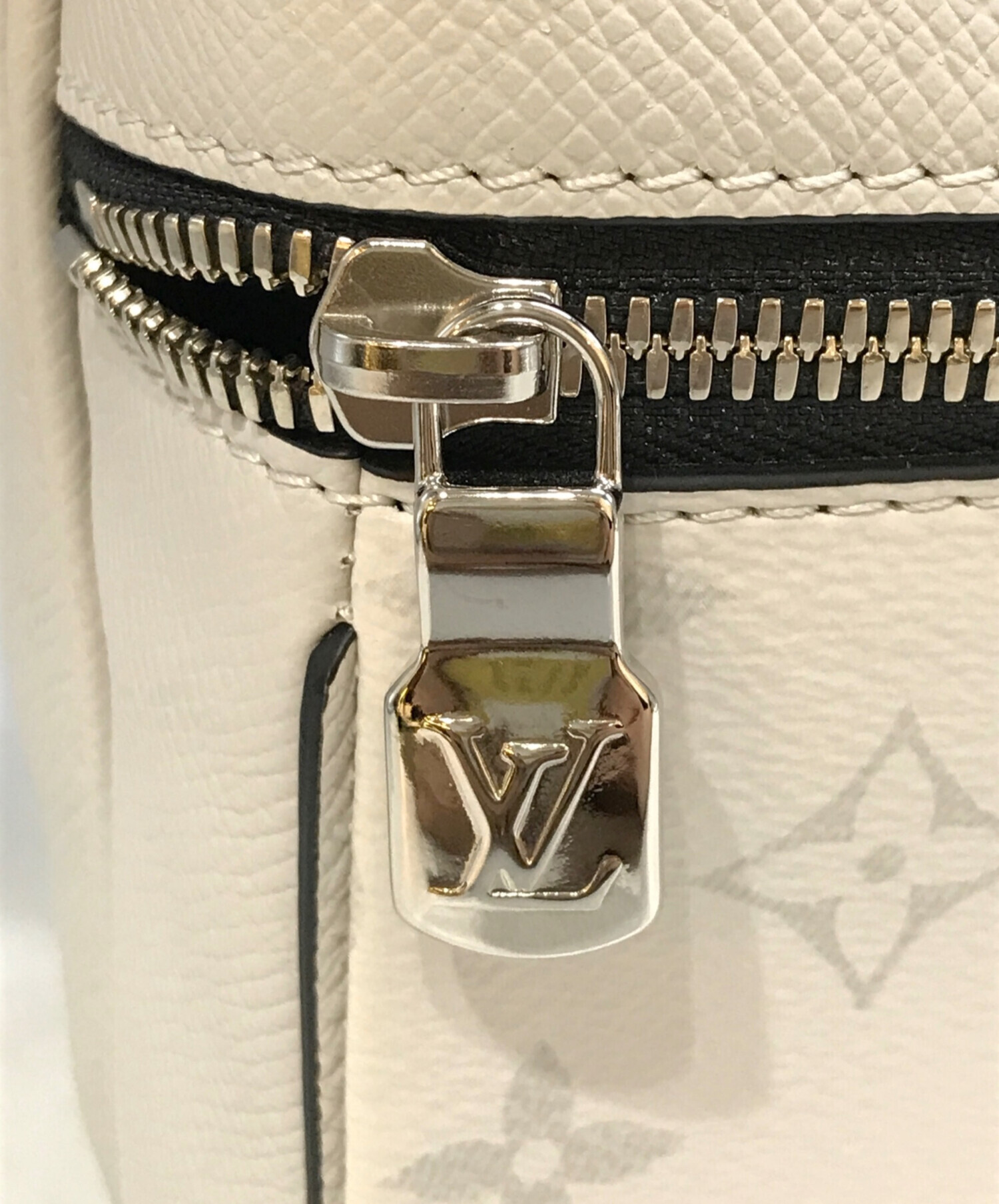 Louis Vuitton ルイヴィトンタイガラムマバムバッグホワイトバッグ LOUIS VUITTON（ルイ・ヴィトン） タイガラマ バムバッグ・アウトドア