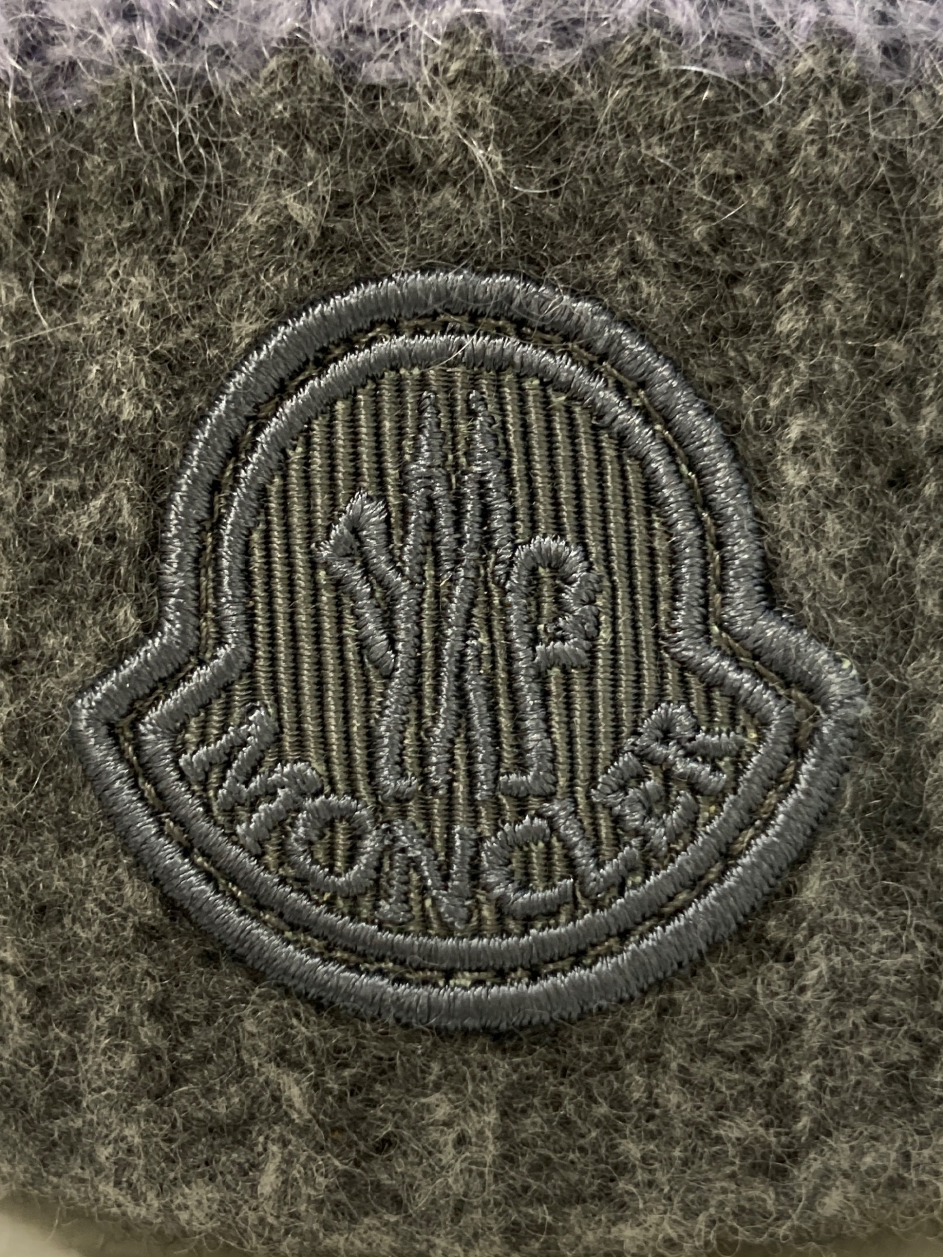 未使用正規品 モンクレール ロゴワッペン トリコロールマフラー 紺系色 中古・古着通販】MONCLER (モンクレール) ロゴワッペンビーニー