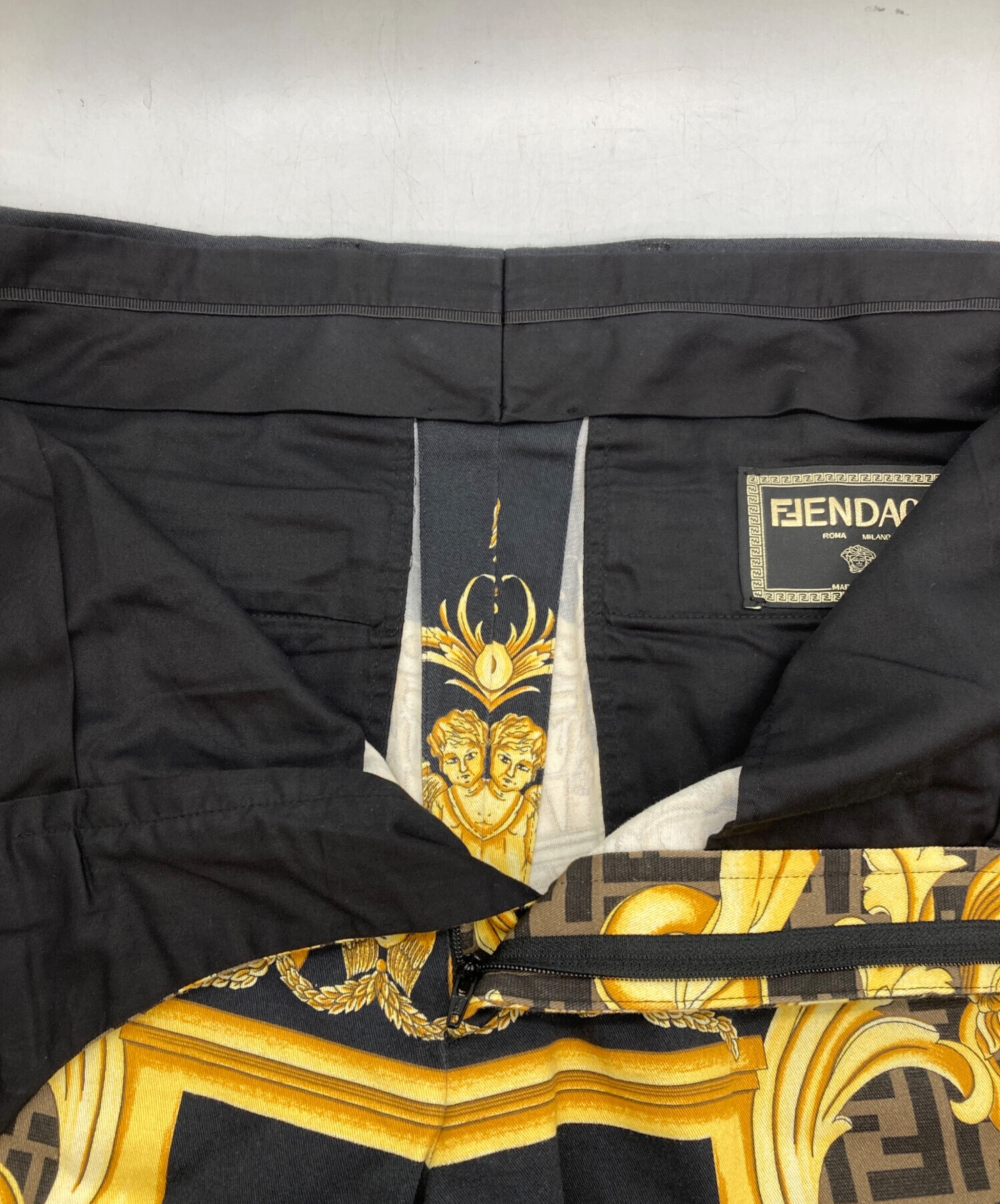 FENDI フェンディ イエローショートパンツ 海パン 水着 収納袋付き FENDI フェンディ イエローショートパンツ 海パン 水着 収納袋付き