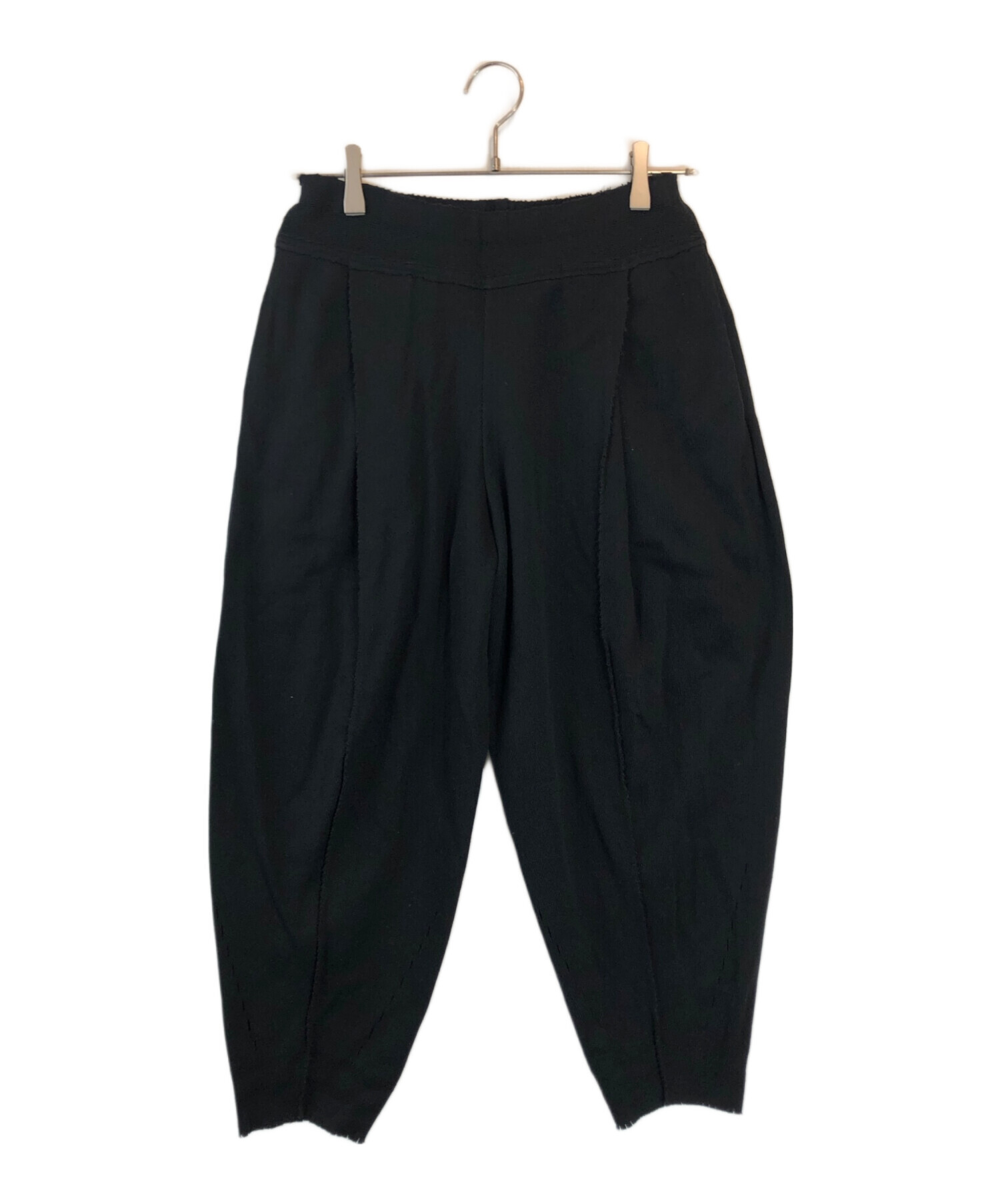 ISSEY MIYAKE カジュアルパンツ ブラック 中古・古着通販】ISSEY MIYAKE (イッセイミヤケ) テーパードパンツ