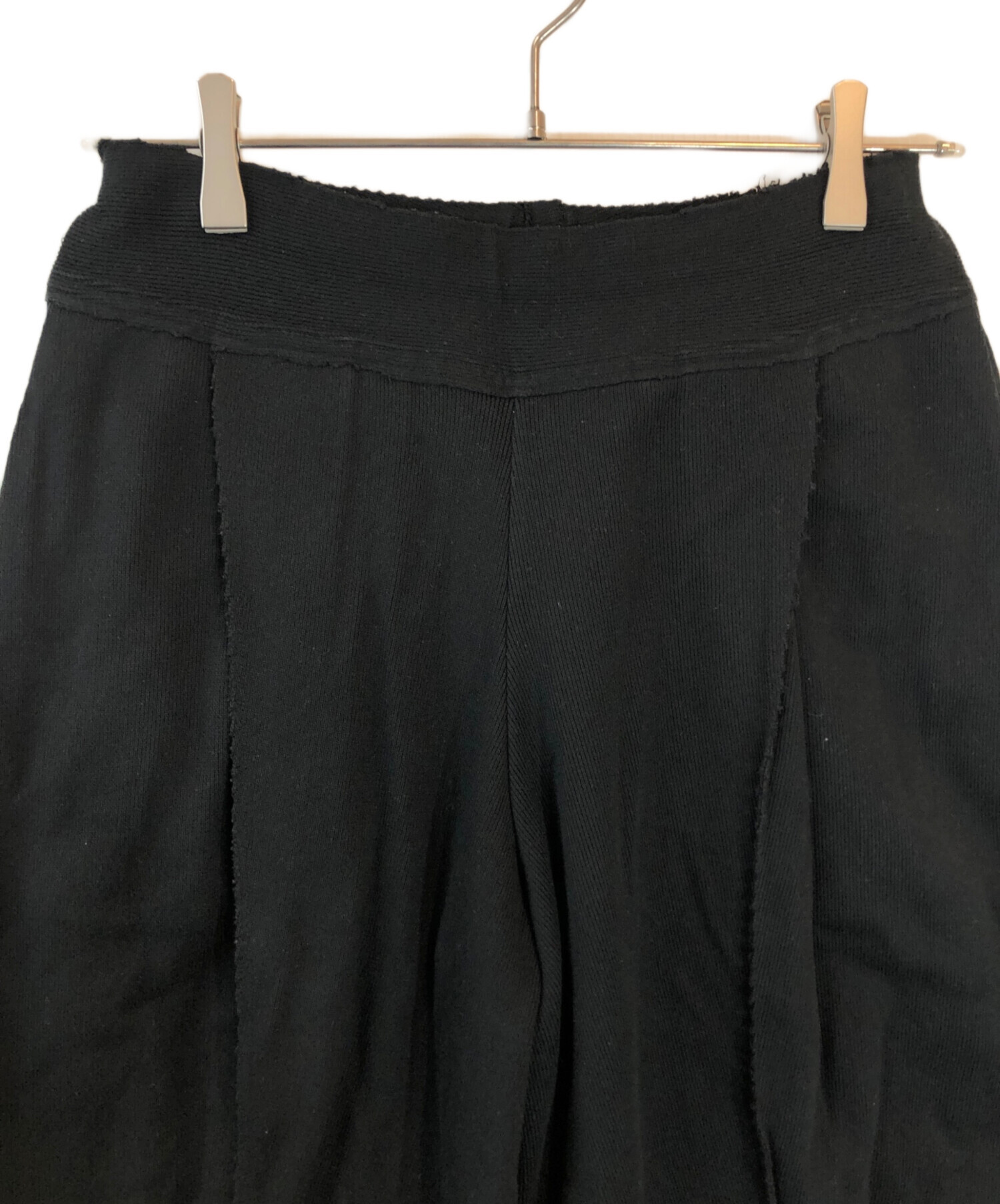i.s. ISSEY MIYAKE 裾ボタン テーパードパンツ ブラック 中古・古着通販】ISSEY MIYAKE (イッセイミヤケ) テーパードパンツ