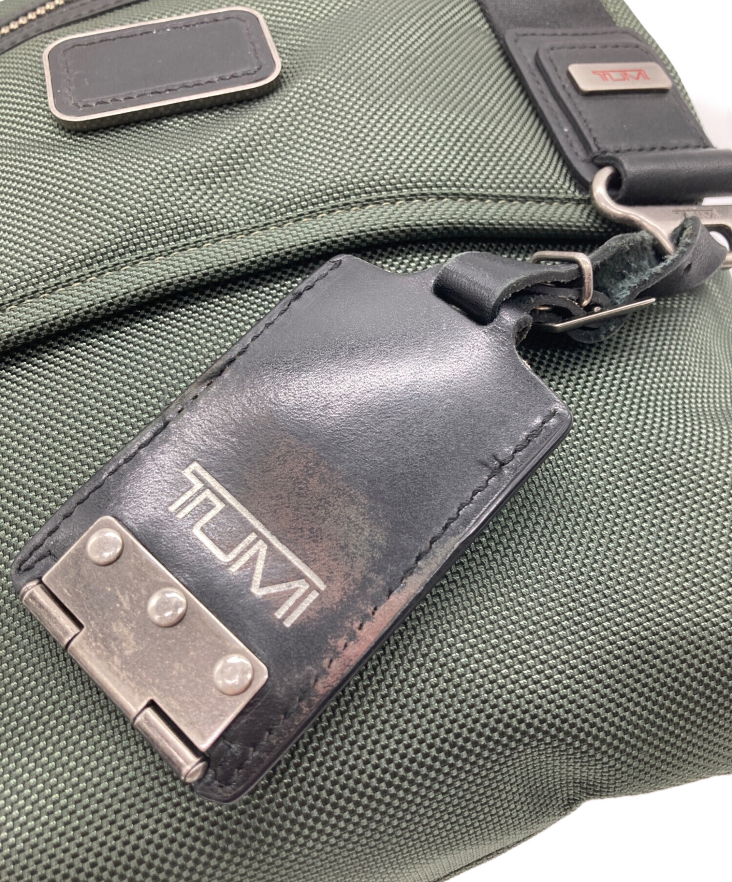 TUMI オリーブ ショルダーバッグ 中古・古着通販】TUMI (トゥミ) ショルダーバッグ オリーブ