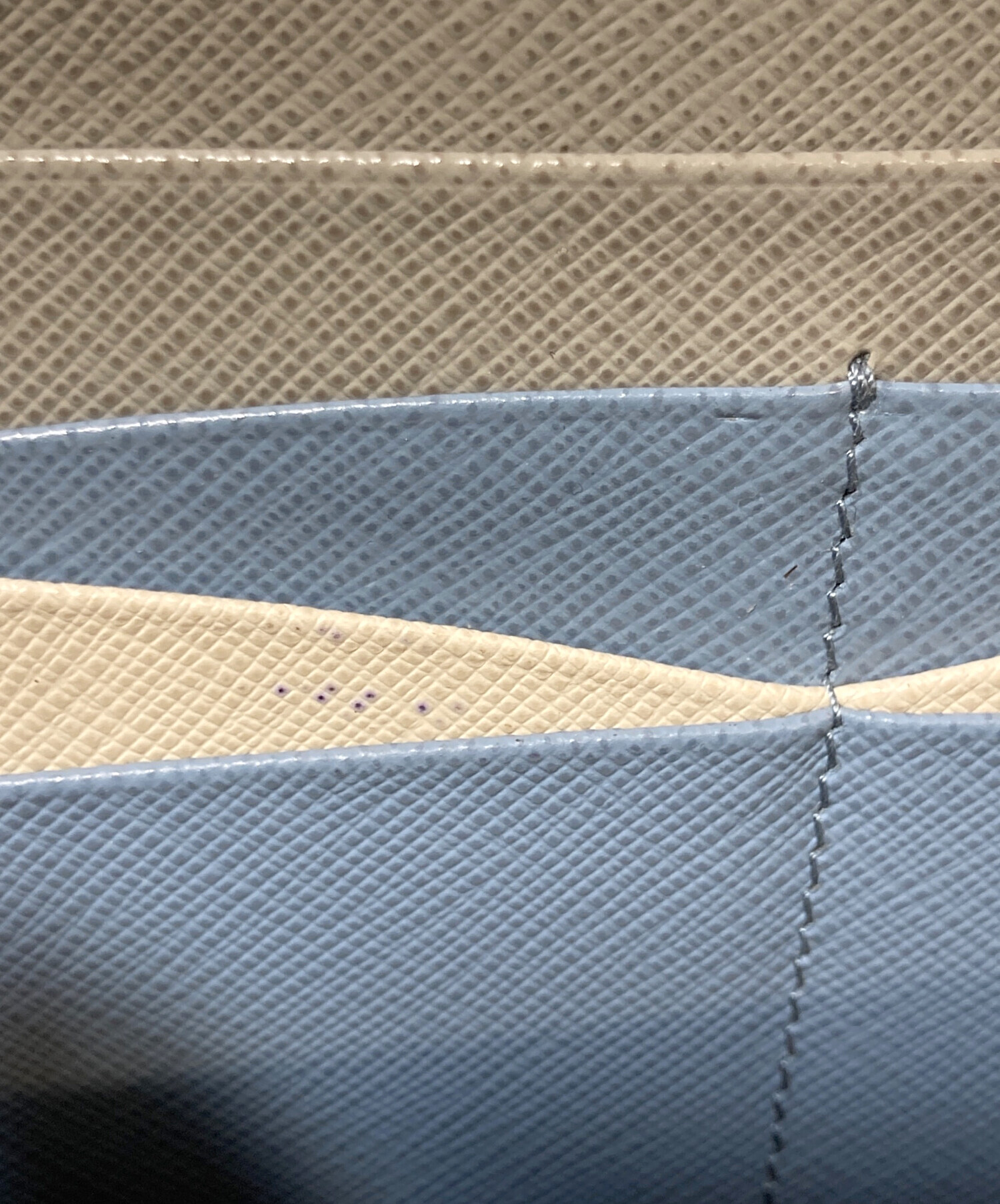 PRADA サフィアーノレザー 三つ折り財布 ライトグレー PRADA サフィアーノレザー 三つ折り財布 ライトグレー 新色発売