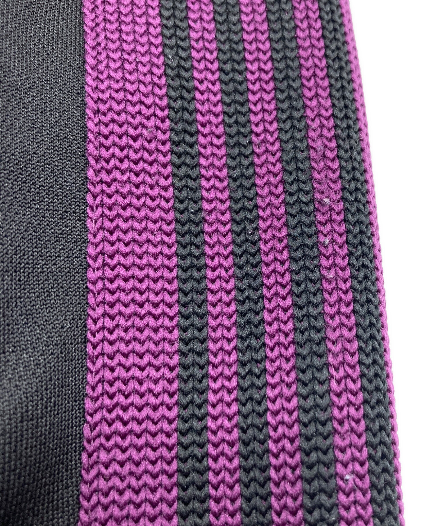 希少 NEEDLES フリークスストア 別注 ナロートラックパンツ 黒/紫 希少 NEEDLES フリークスストア 別注 ナロートラックパンツ 黒