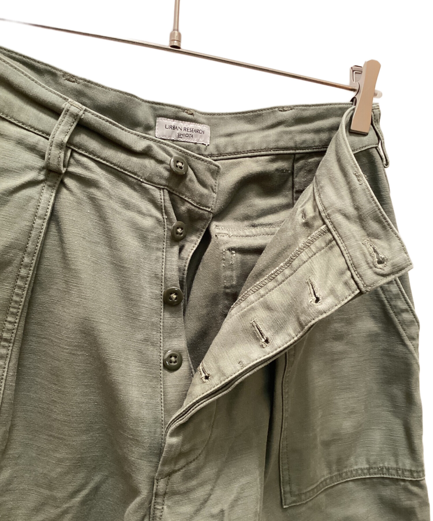 新品！アーバンリサーチ 別注 シオタ バックサテンUTILITYベイカーパンツ URBAN RESEARCH（アーバンリサーチ）の「『ユニセックス』バックサテン
