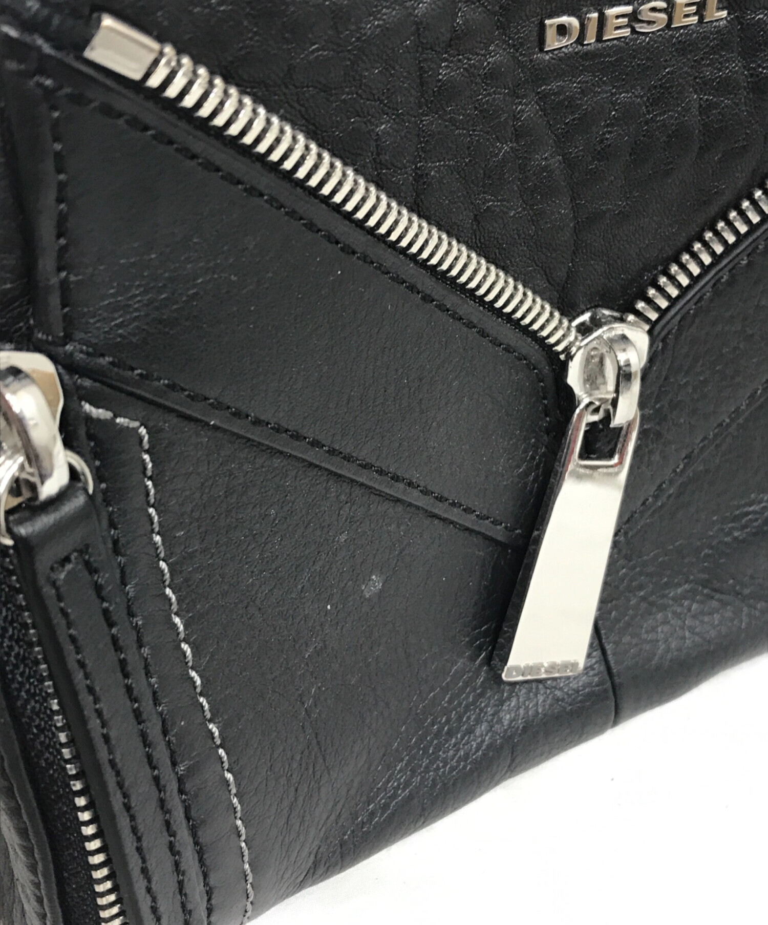 DIESEL ブラック レザー ショルダーバッグ DIESEL ロゴ ミニショルダーバッグ キーリング レザー シボ革