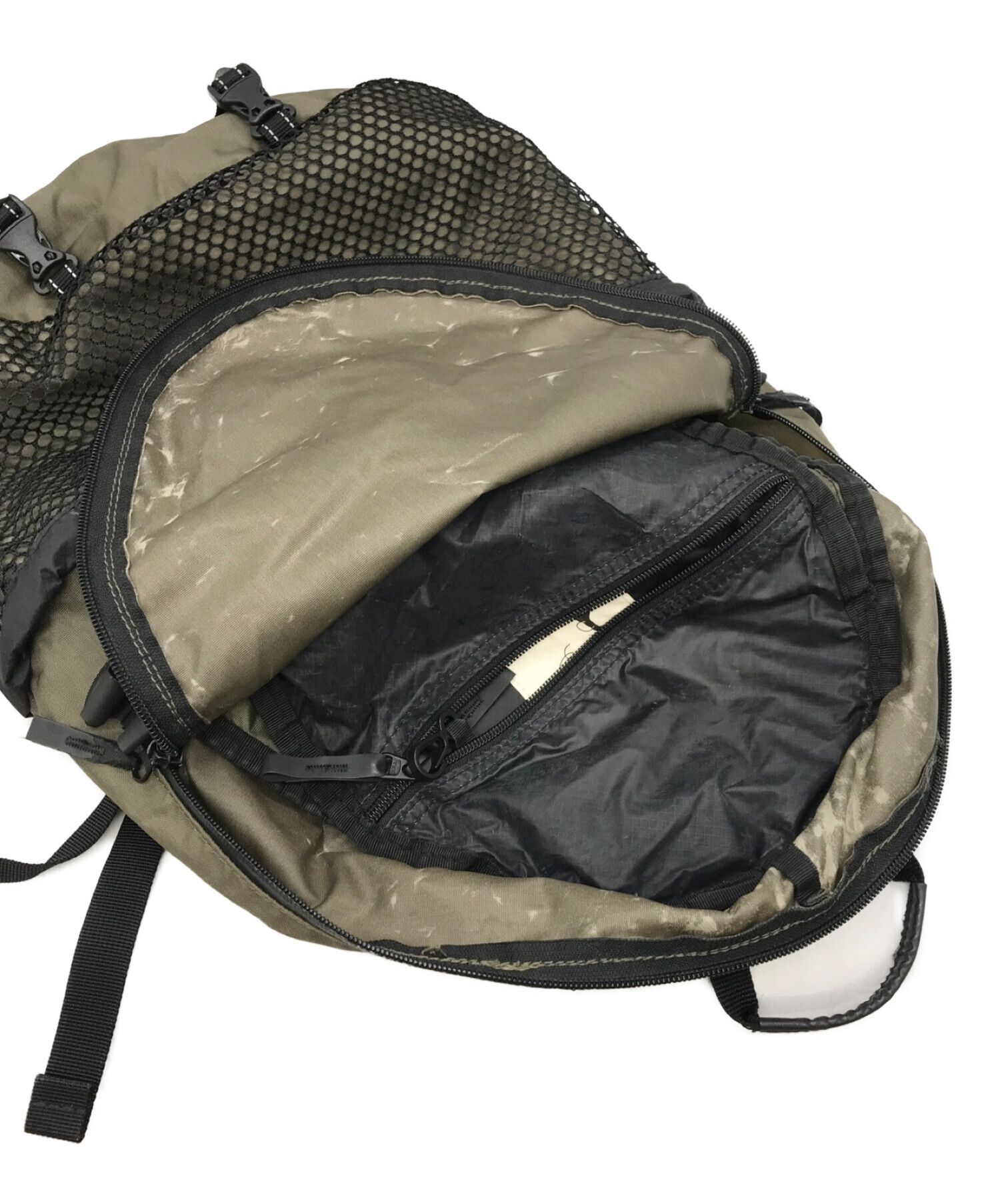アンドワンダー And wander 3Dメッシュバックパック カーキ色 ファッション