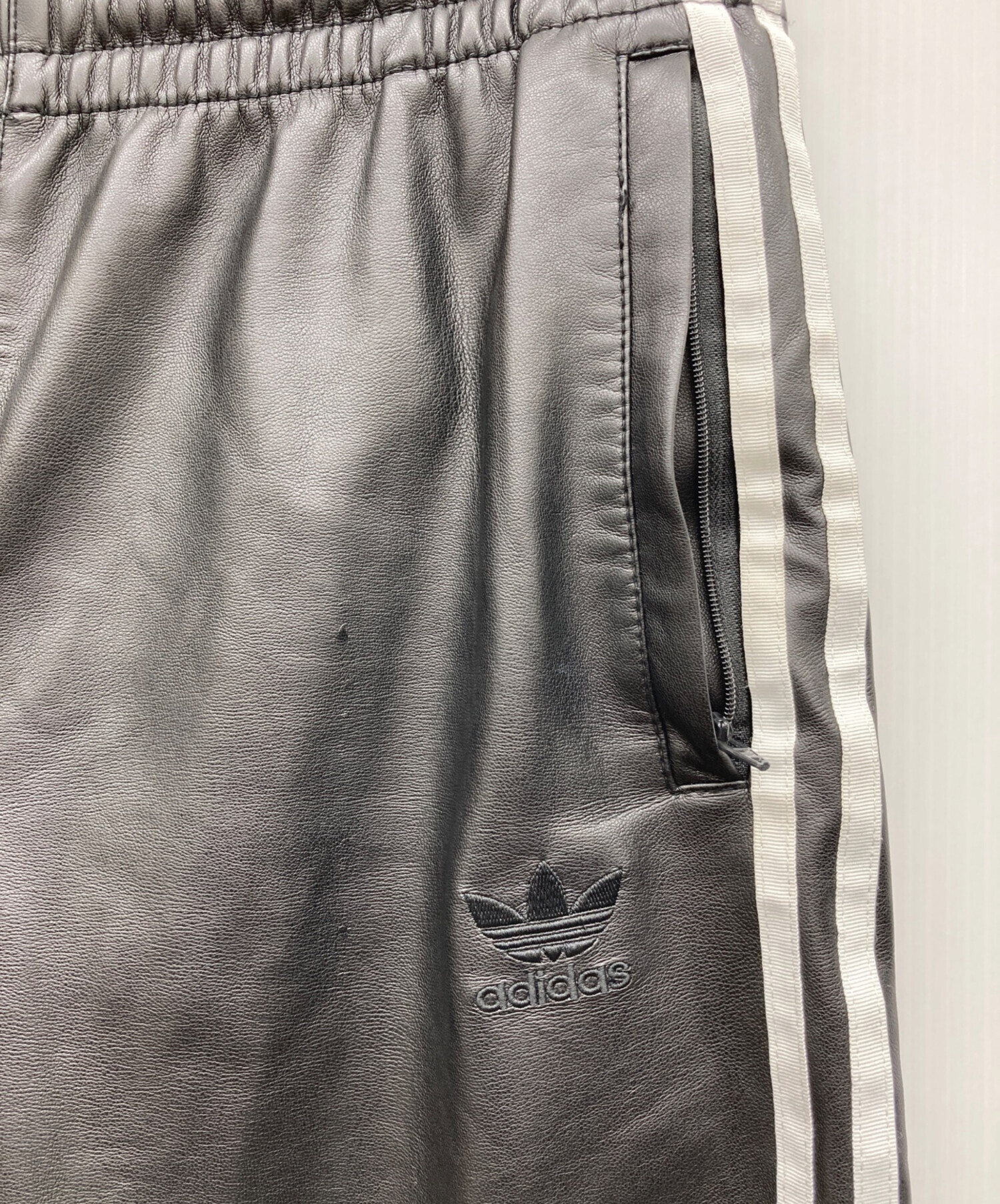 中古・古着通販】adidas (アディダス) フェイクレザートラックパンツ