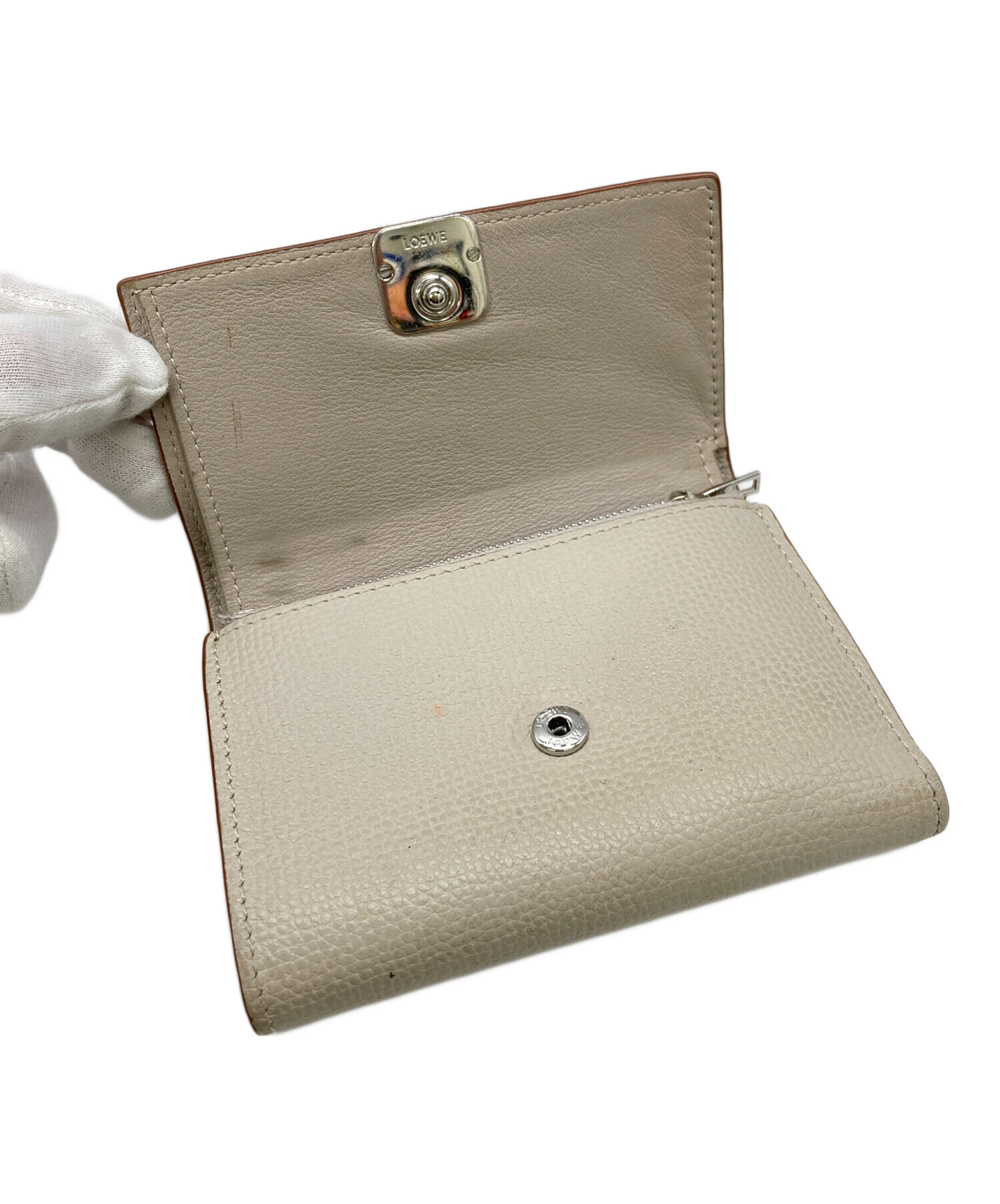 中古・古着通販】LOEWE (ロエベ) 3つ折り財布 アイボリー 中古・古着通販】LOEWE (ロエベ) 3つ折り財布 アイボリー
