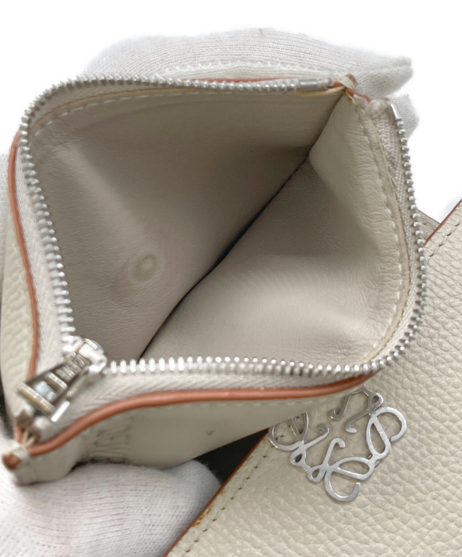 人気!LOEWE アイボリー三つ折り財布 LOEWE ロエベ グレイン 人気!LOEWE アイボリー三つ折り財布 LOEWE ロエベ グレイン