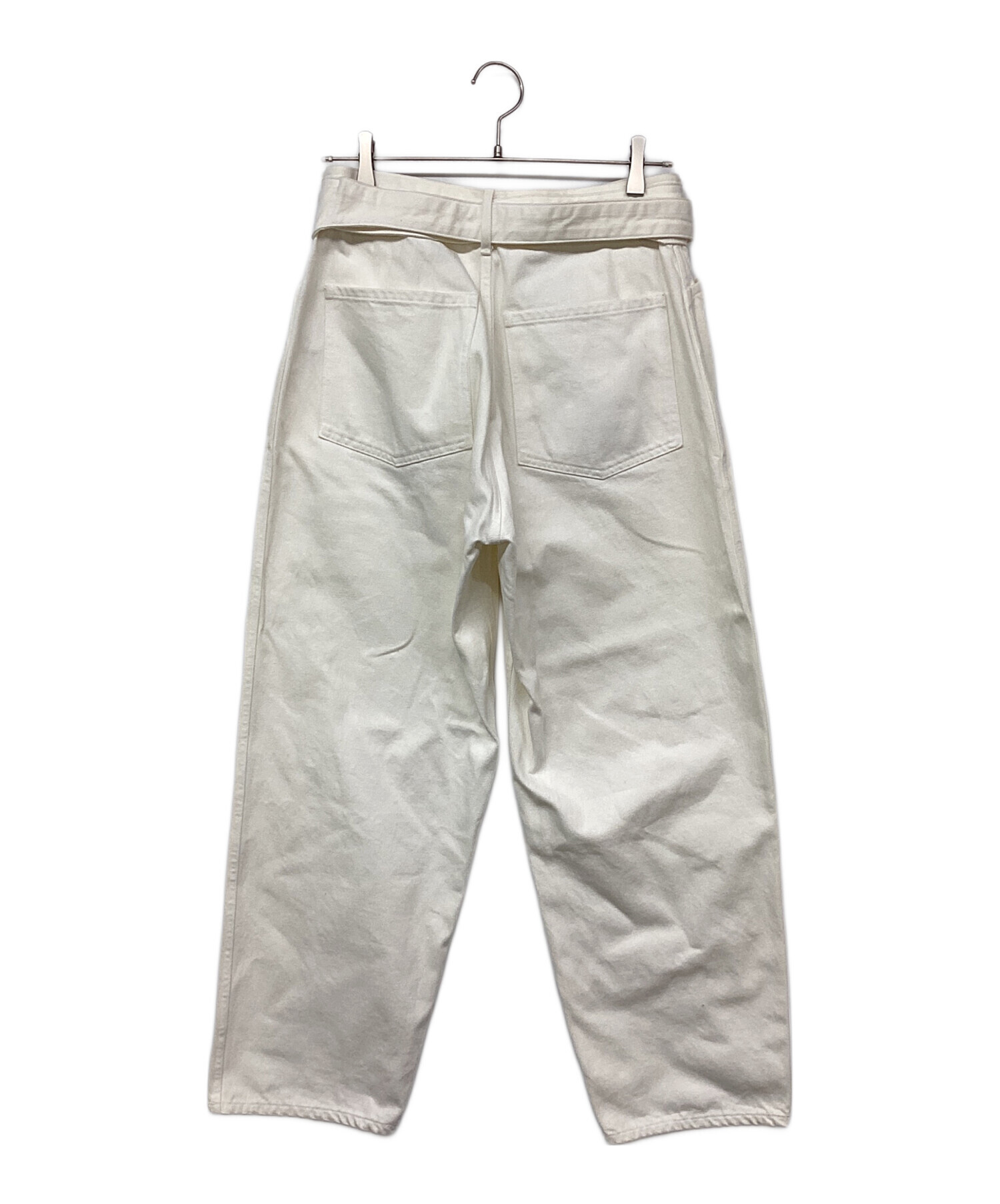 5LDK レア COMOLI コモリ デニムベルテッドパンツ 白 1 中古・古着通販】COMOLI (コモリ) デニム ベルテッドパンツ ホワイト