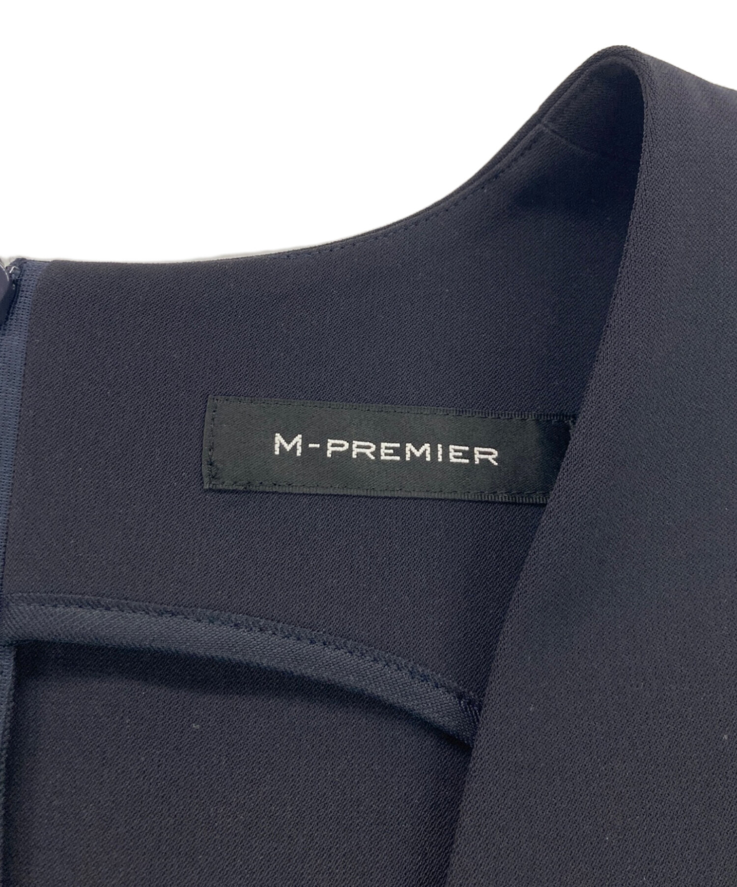 M-PREMIER ダブルクロスVネックペプラムジレ 今週の人気アイテム＜ダブルクロスVネックペプラムジレ＞の