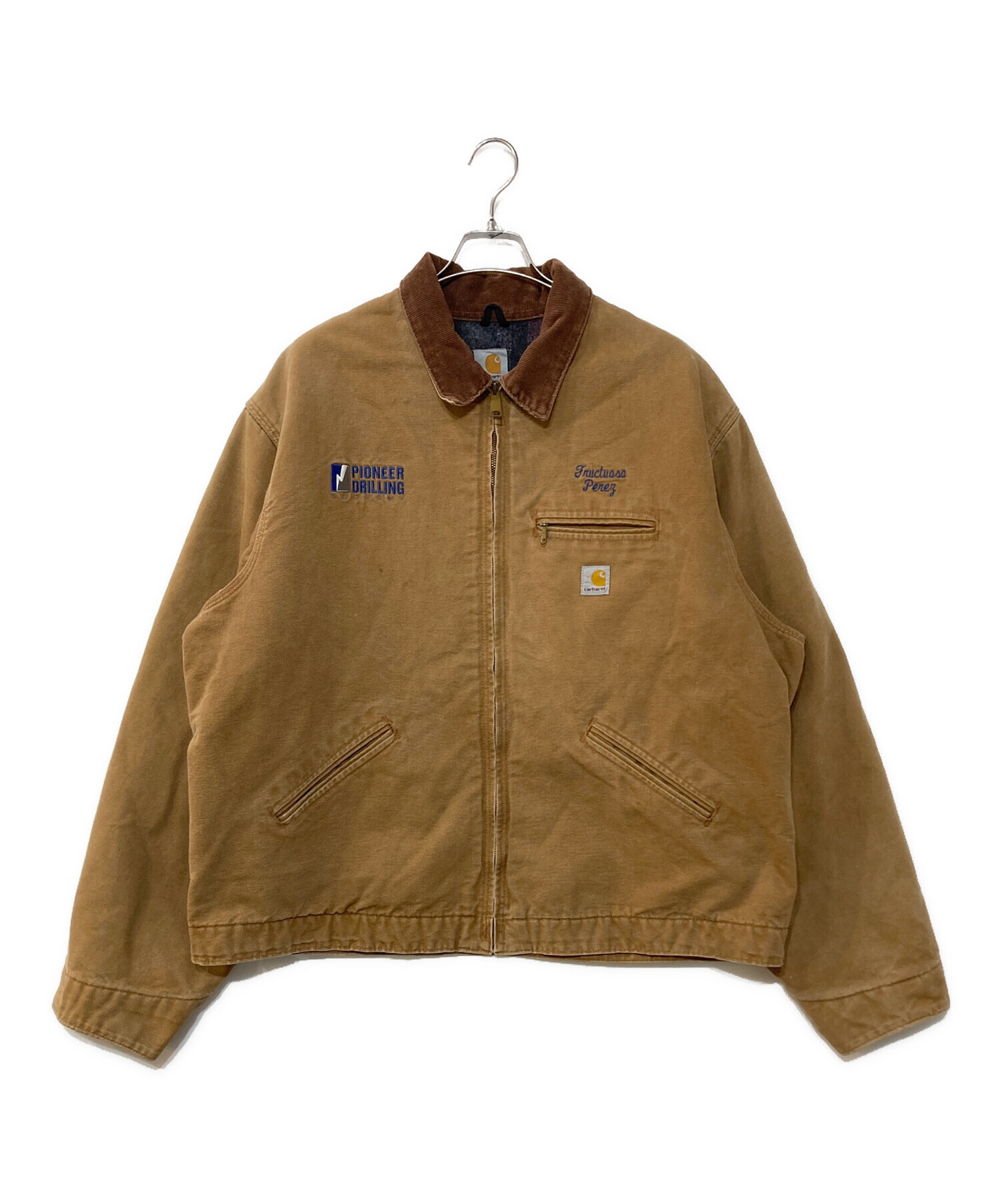 中古・古着通販】CarHartt (カーハート) 企業刺繍デトロイトジャケット 中古・古着通販】CarHartt (カーハート) 企業刺繍デトロイトジャケット
