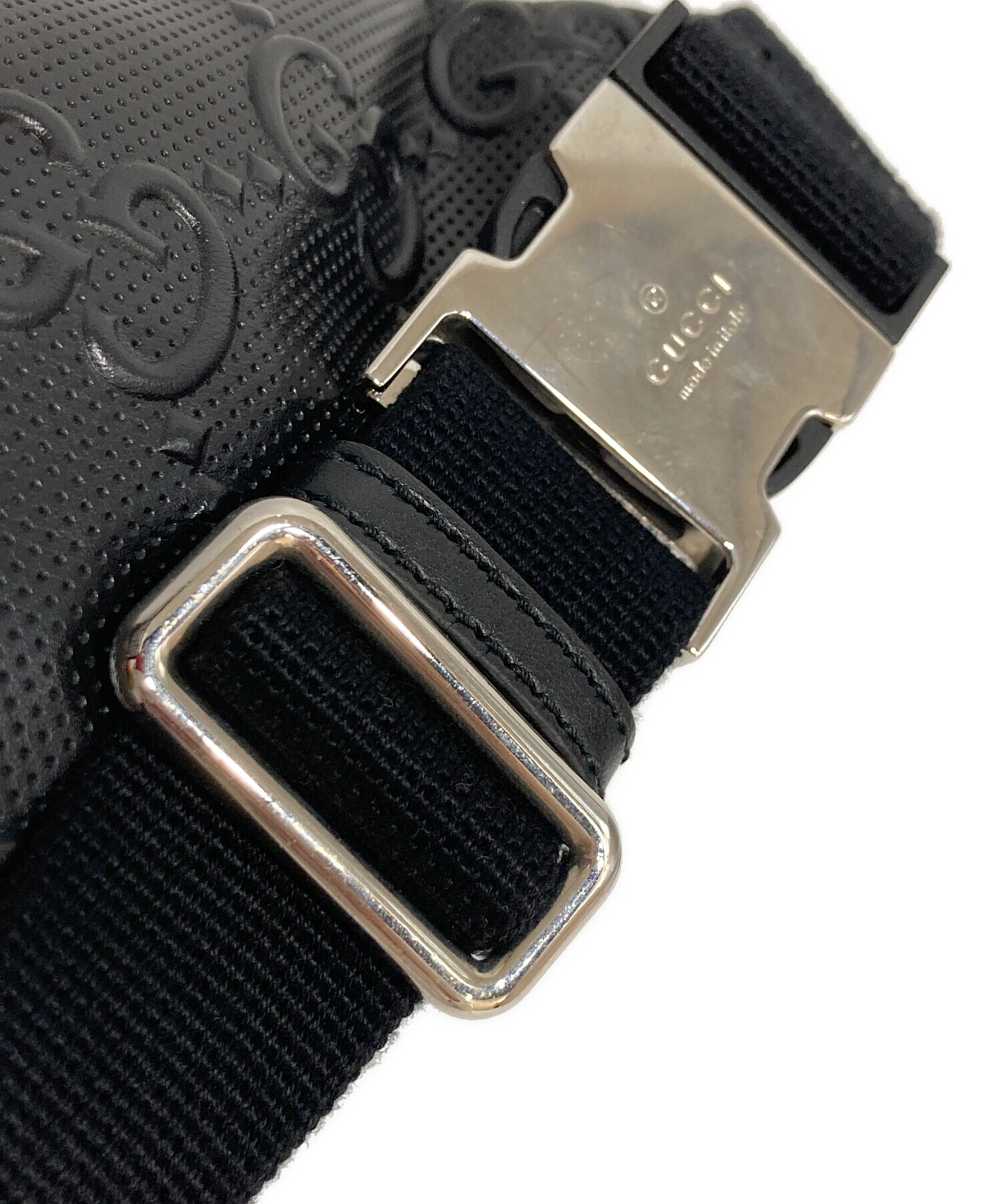 中古・古着通販】GUCCI (グッチ) GGエンボスボディバッグ ブラック