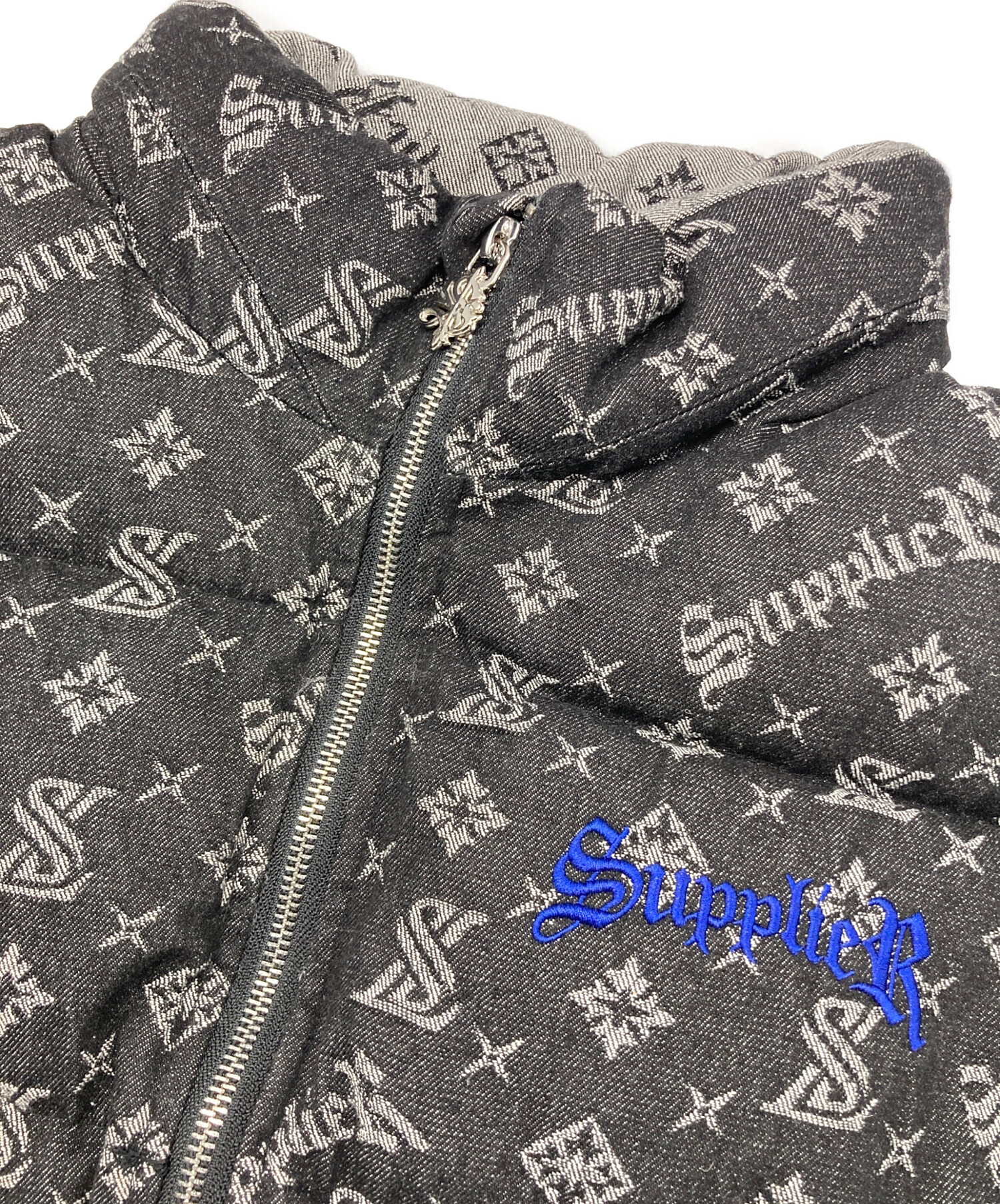 SUPPLIER / モノグラム/中綿ダウンベスト/L/ポリエステル/襟汚れ 中古・古着通販】SUPPLIER (サプライヤー) MONOGRAM DENIM PUFFER VEST