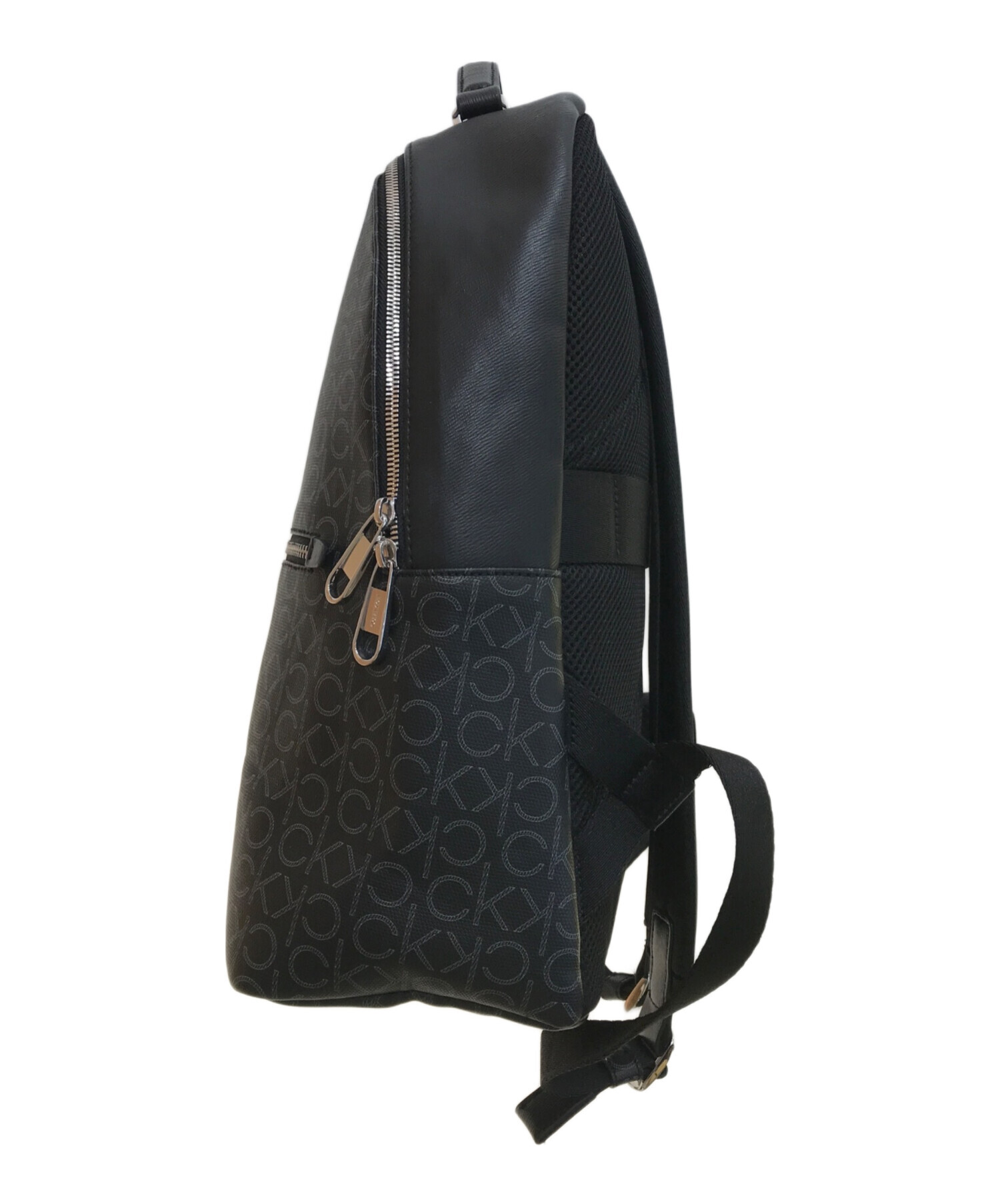 カルバンクライン ミニマリズム ラウンド バックパック Calvin Klein（カルバン・クライン）の「ミニマリズム ラウンド バック