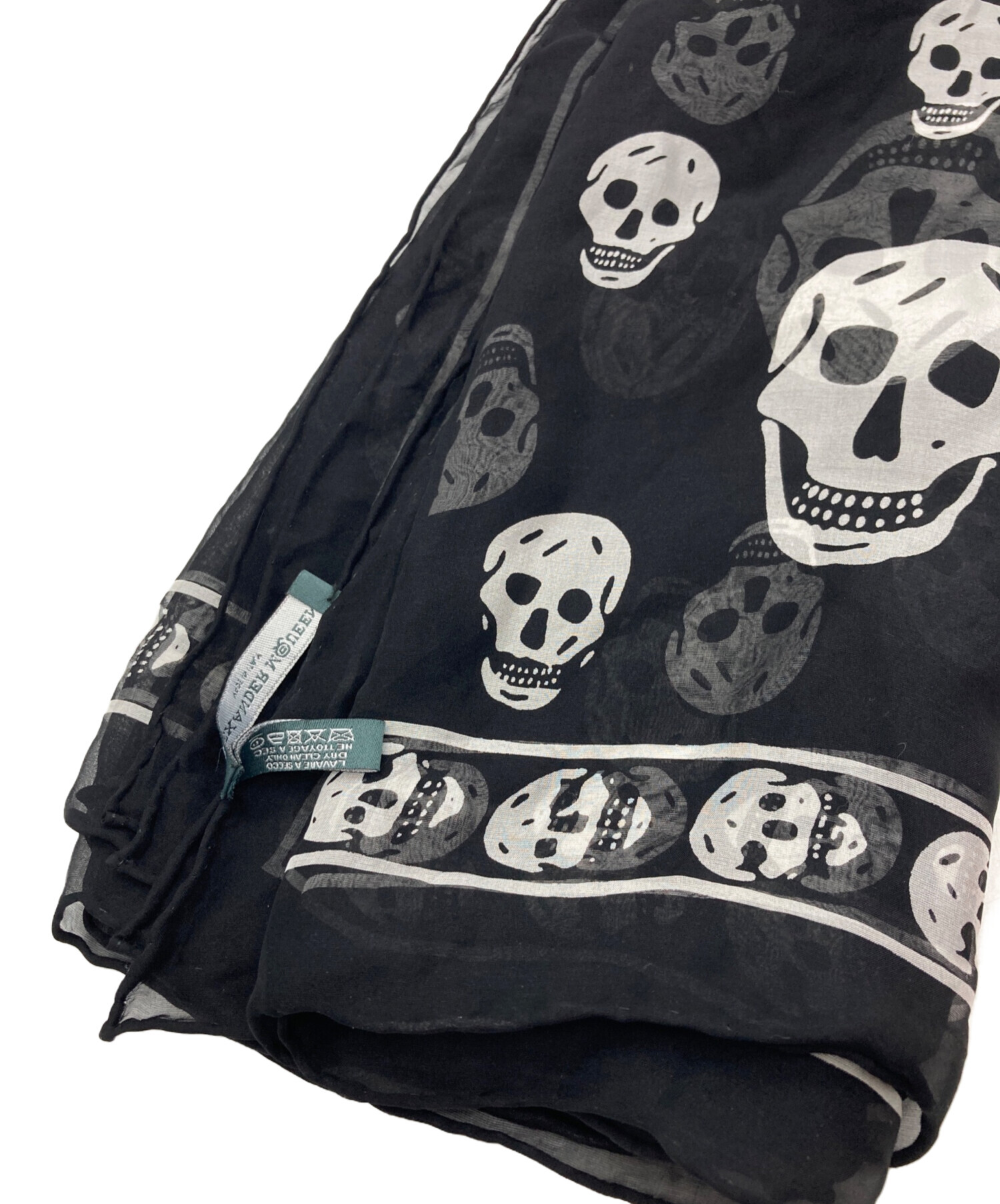 アレキサンダーマックイーン　イタリア製　モダール＆カシミヤ　大判ストール　スカル アレキサンダーマックイーン ALEXANDER McQUEEN スカル柄 大判 シルク