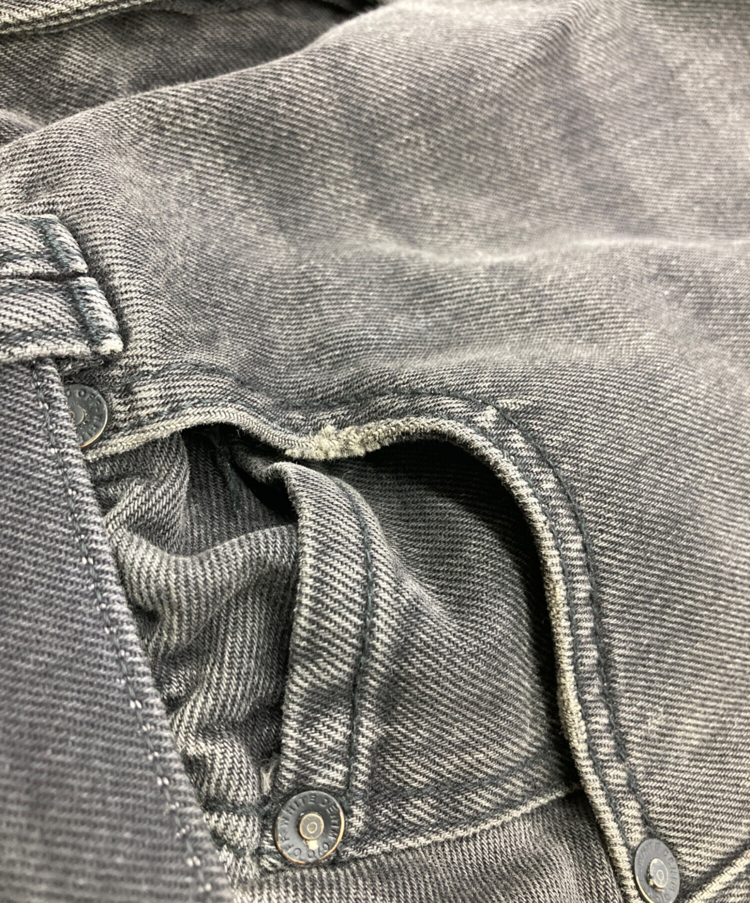 中古・古着通販】OFFWHITE (オフホワイト) Black Distressed Denim