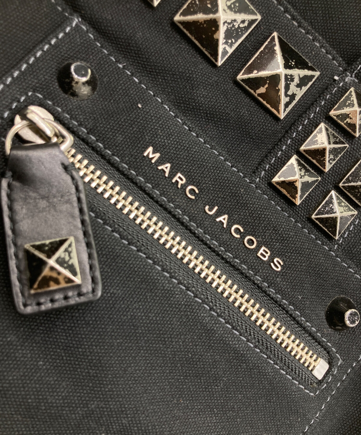 Marc Jacobs のスタッズバックパック 中古・古着通販】MARC JACOBS (マークジェイコブス) キャンバスチップ